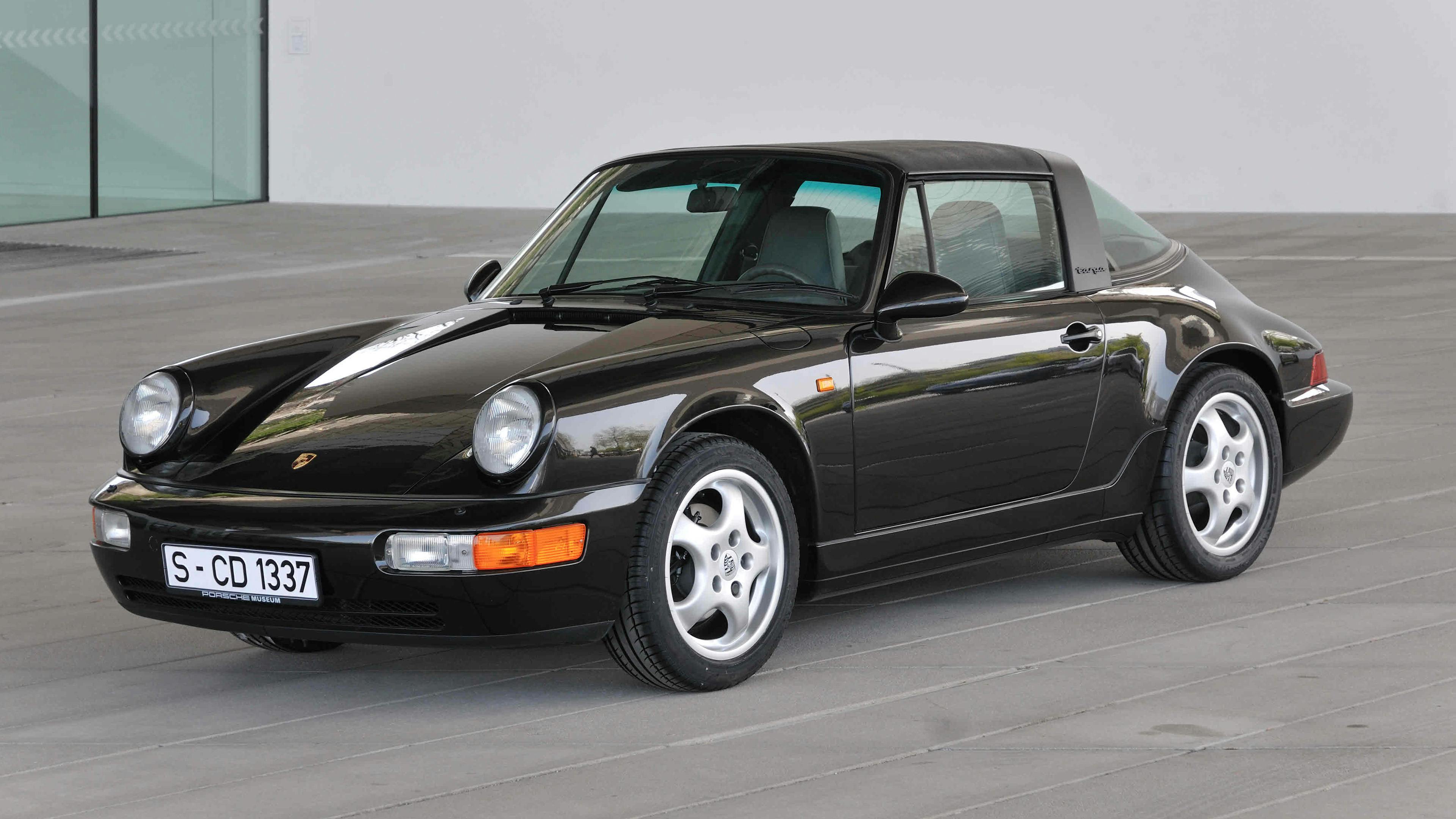 Schwarzer Porsche 911 Carrera 2 Targa 1990-93)
