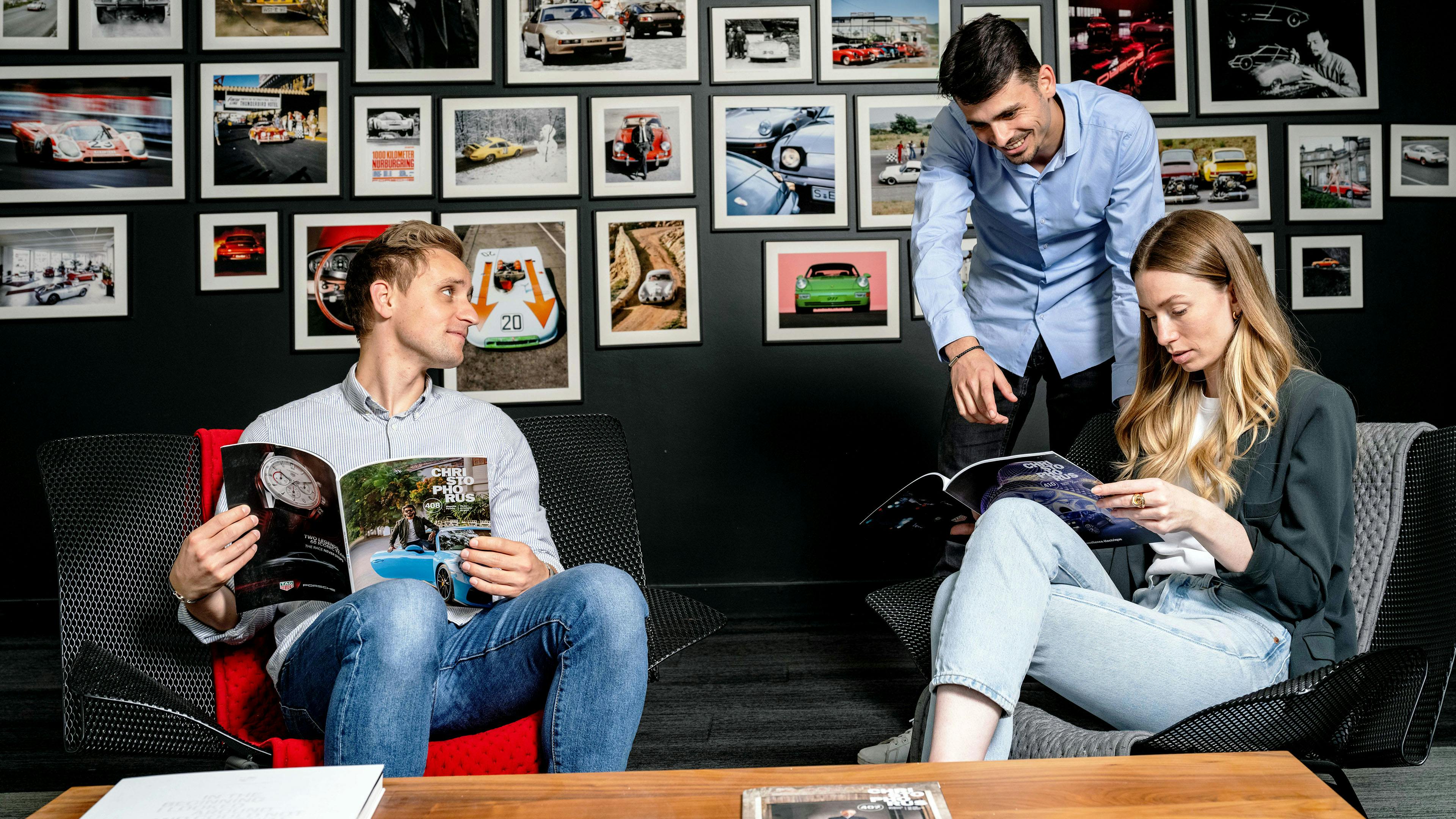 3 people talking and reading magasines.