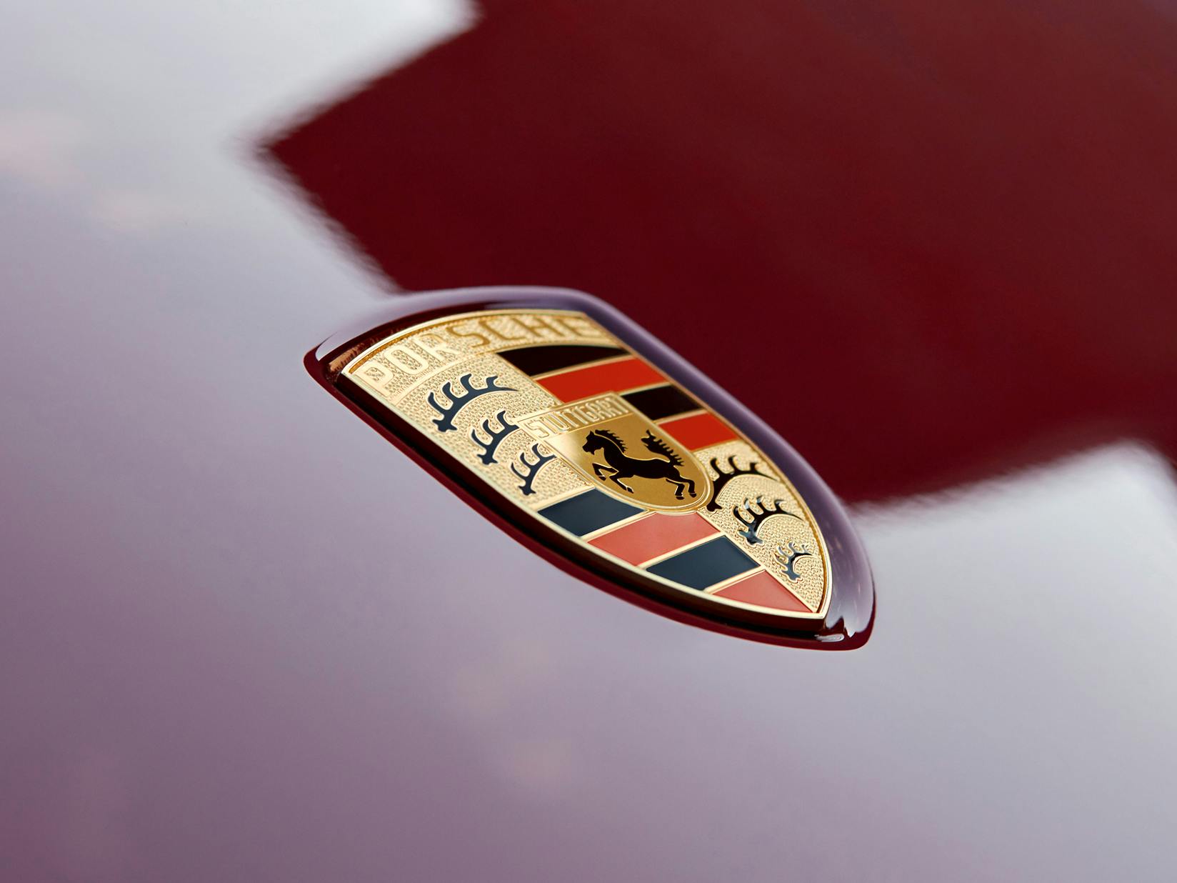 Detailed view of the crest on the Porsche 911 Targa 4S Heritage Design Edition.
