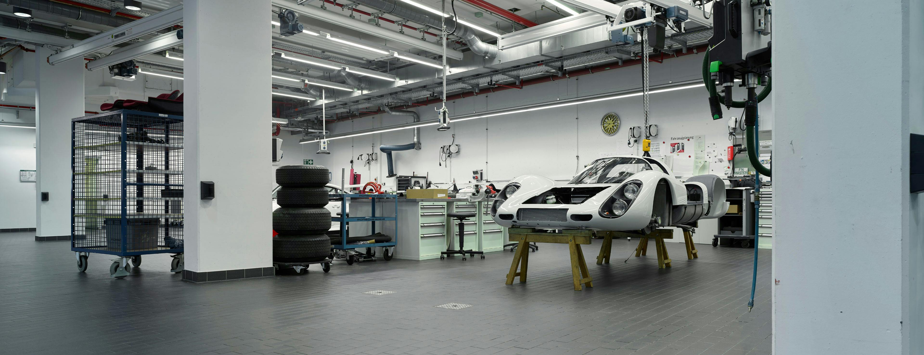 Eine Karosserie eines Porsche Fahrzeugs in der Porsche Museums Werkstatt
