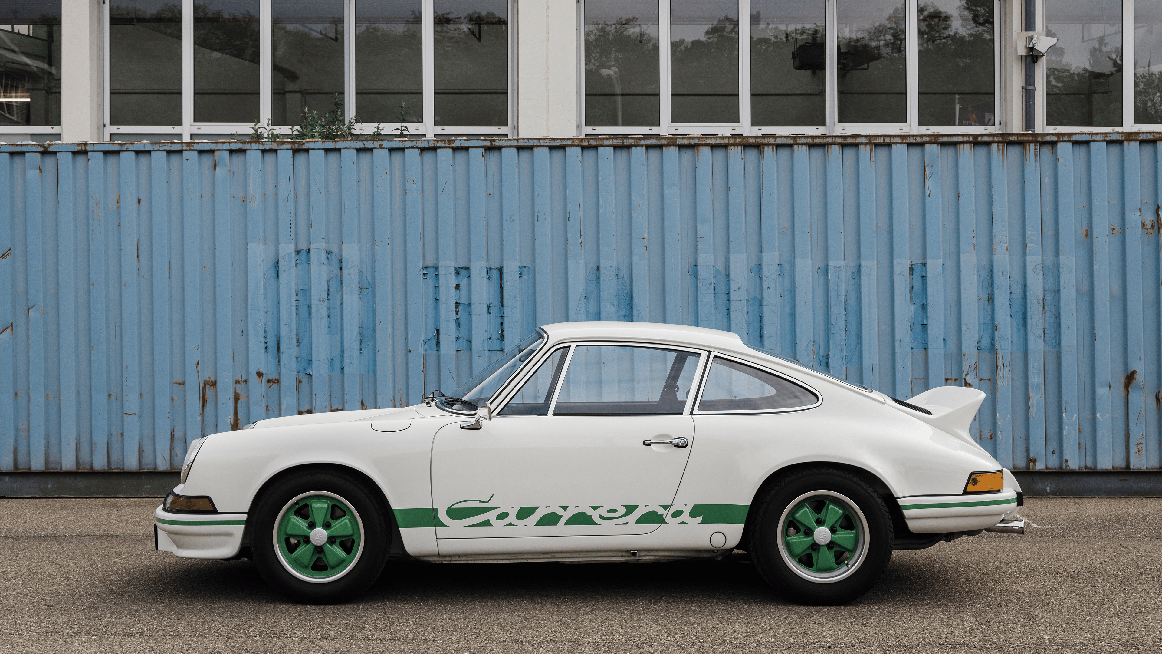 Porsche 911 Carrera RS 2.7 in white and dark green