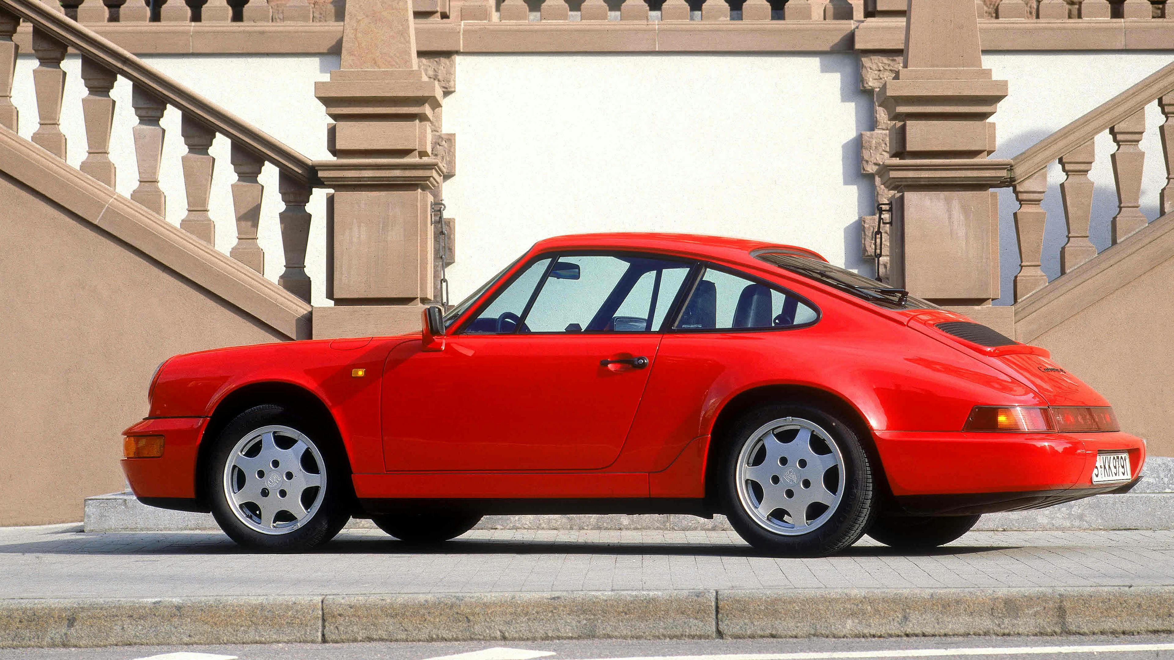 Roter Porsche 911 Carrera 4 (1989-93)