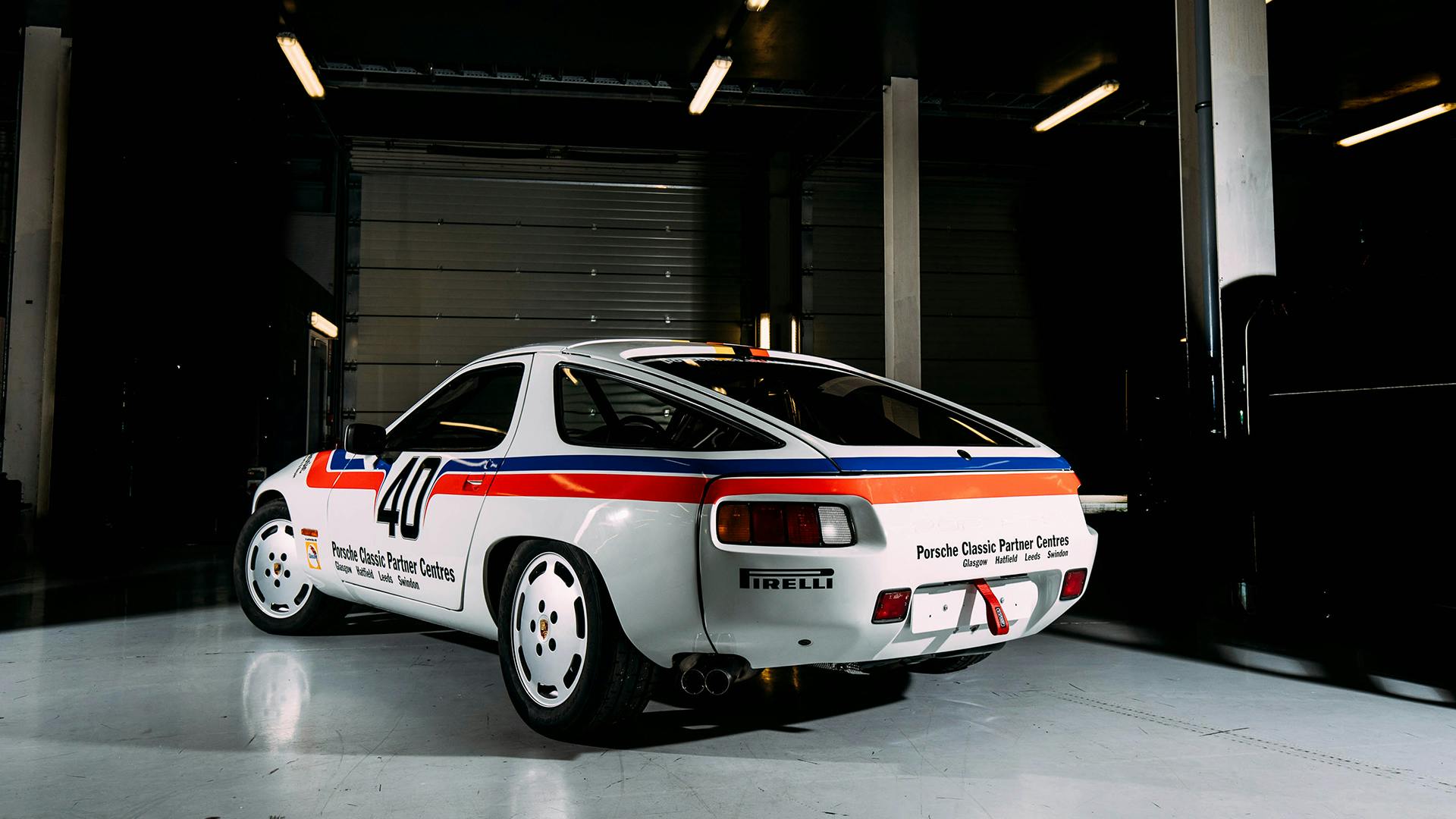 The lettering on the rear of the Porsche 928 says: "Porsche Classic Partner Centres".