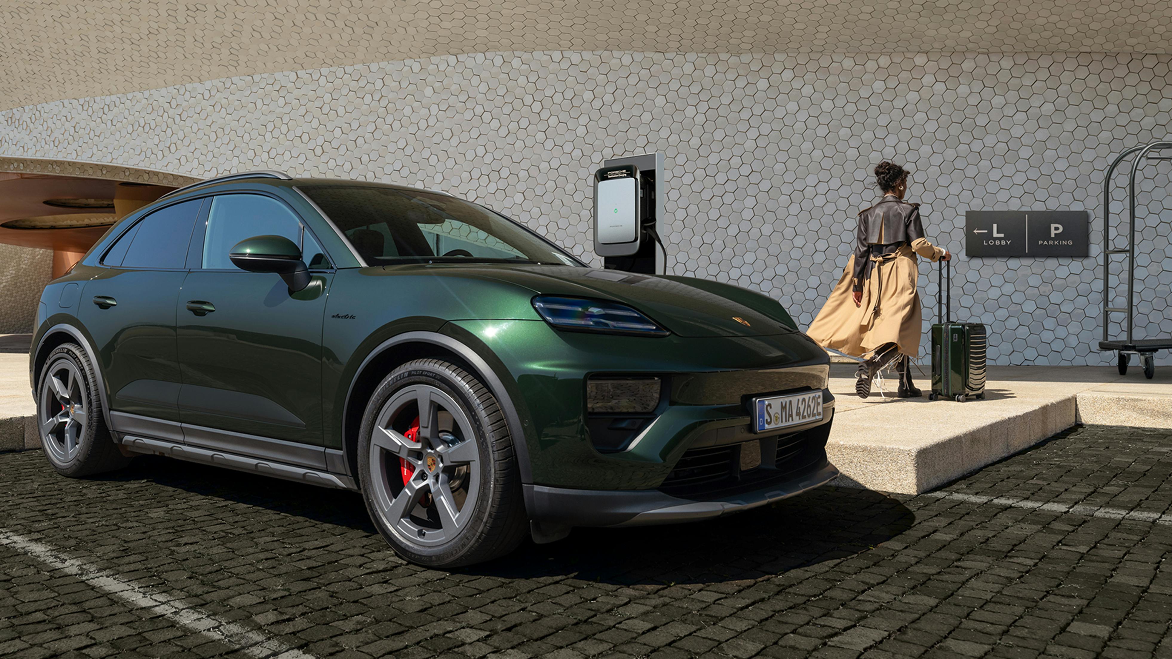 Ein Porsche Cayenne wird geladen.