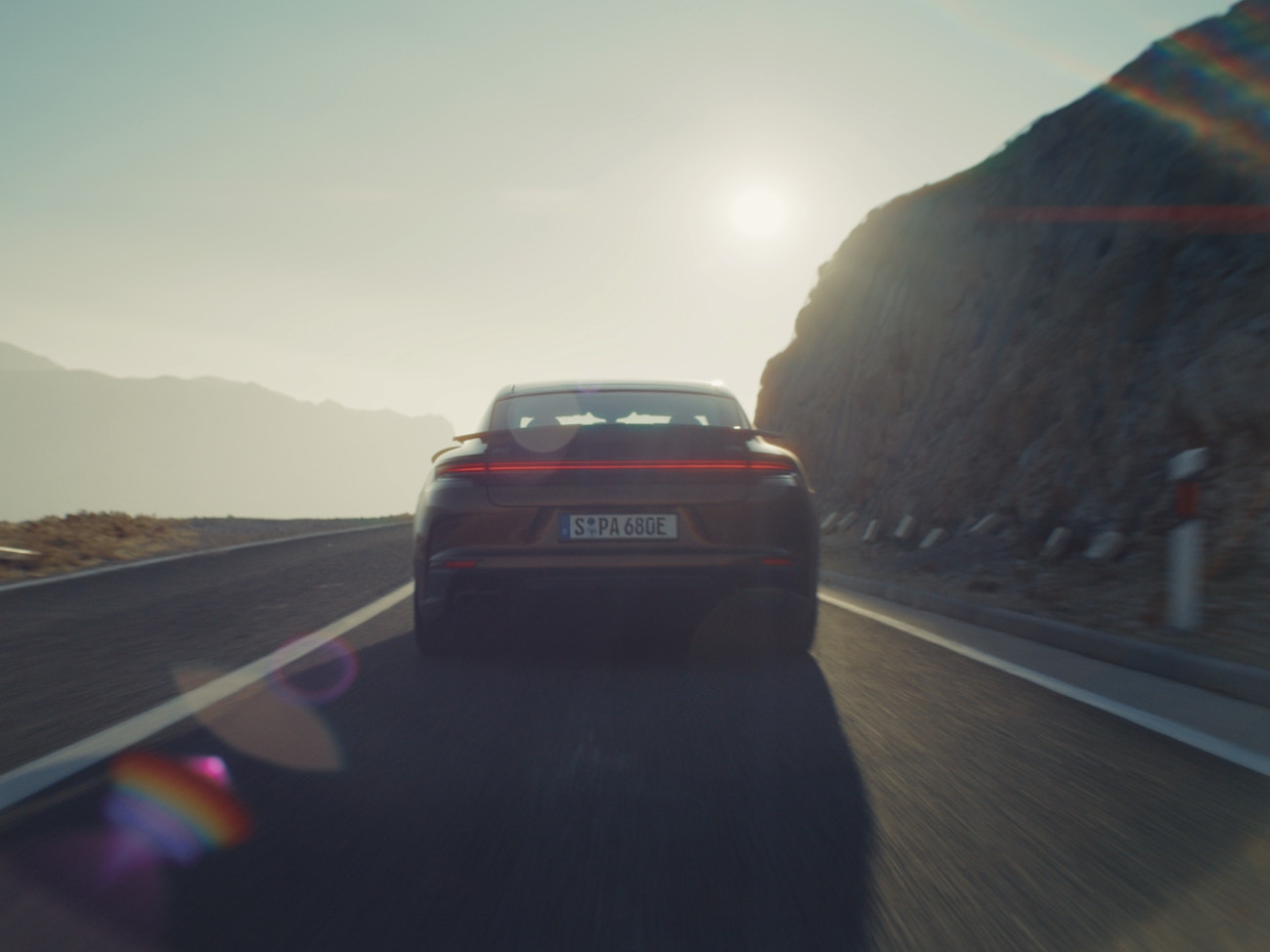 A 6-second moving image banner that shows the new Panamera Turbo E-Hybrid in its entirety as well as a few details through steady camera movements.