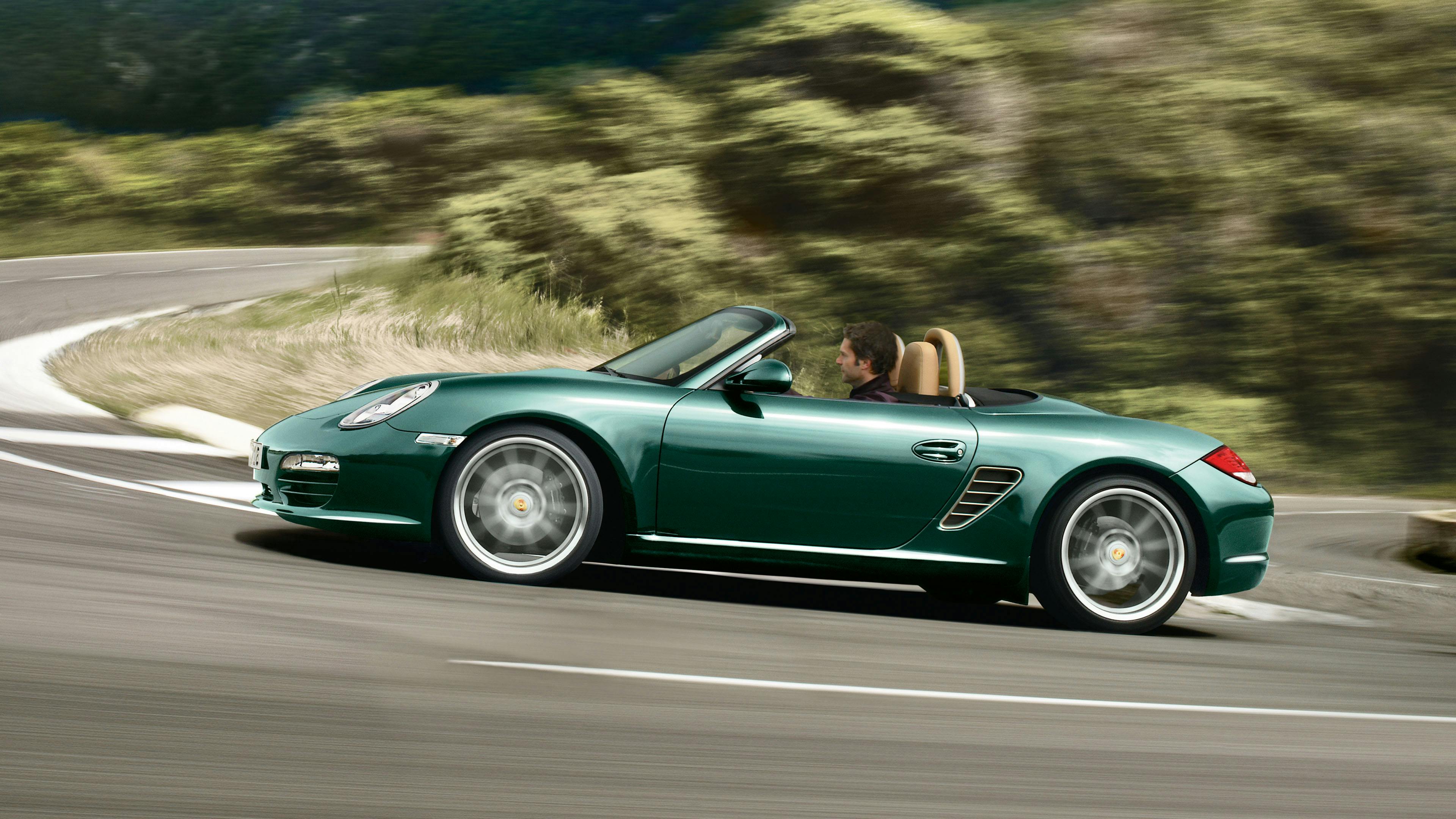 Un Boxster type 987 Vert sur une route de montagne.