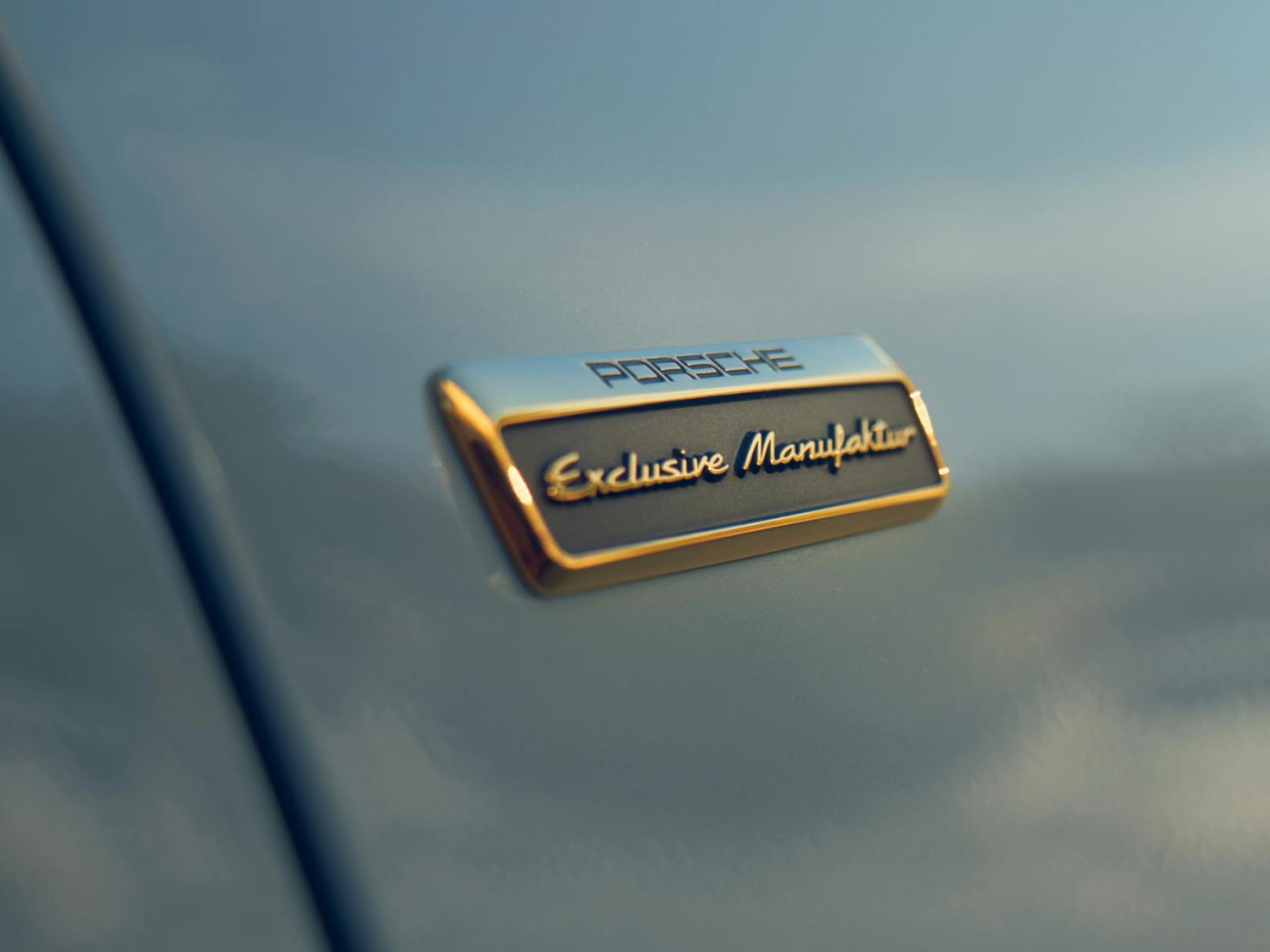 Detailed view of the gold-colored Porsche Exclusive Manufaktur badge on the 911 Sport Classic.