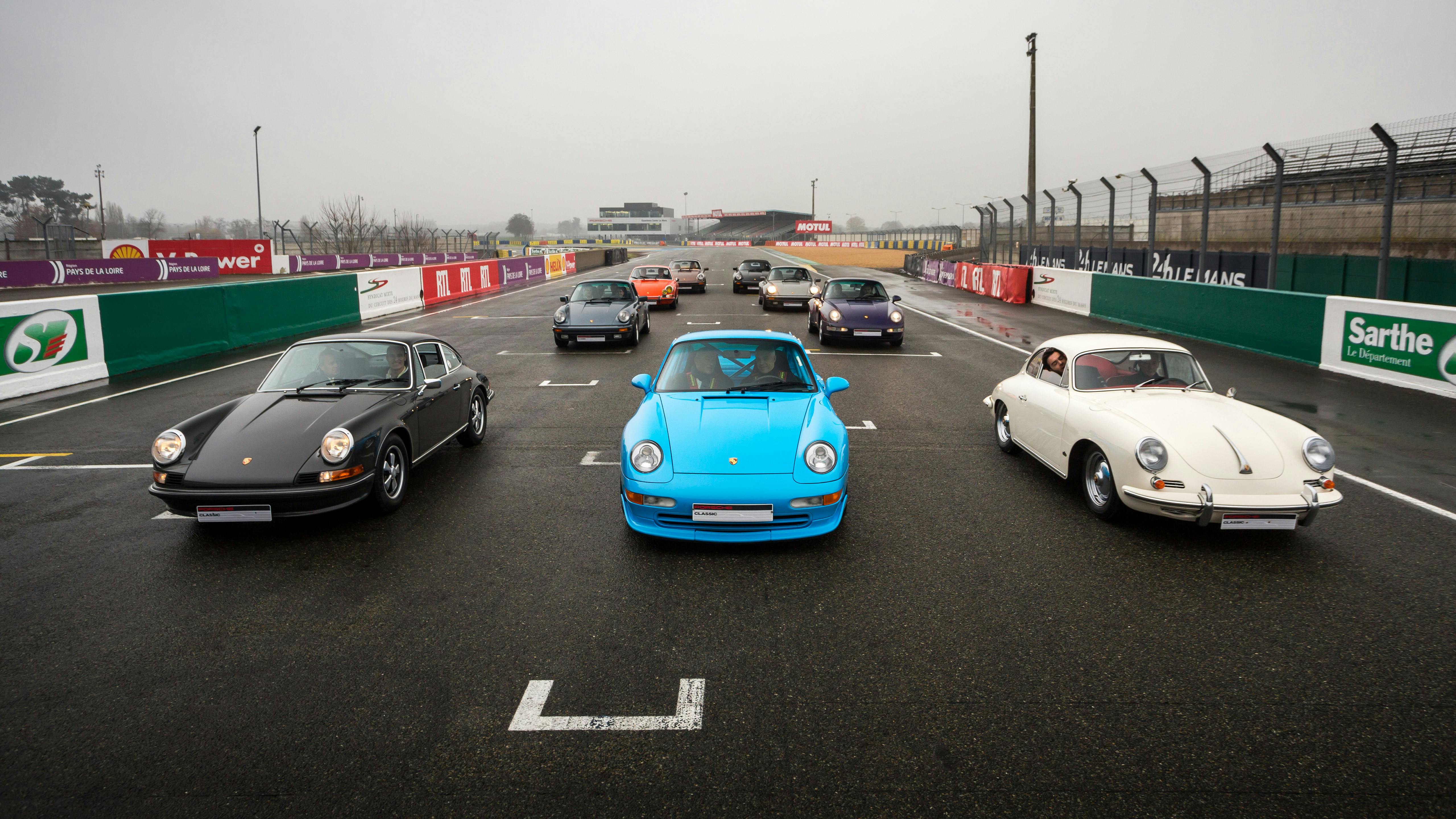 Les neuf véhicules restaurés sont au départ du circuit du Le Mans.