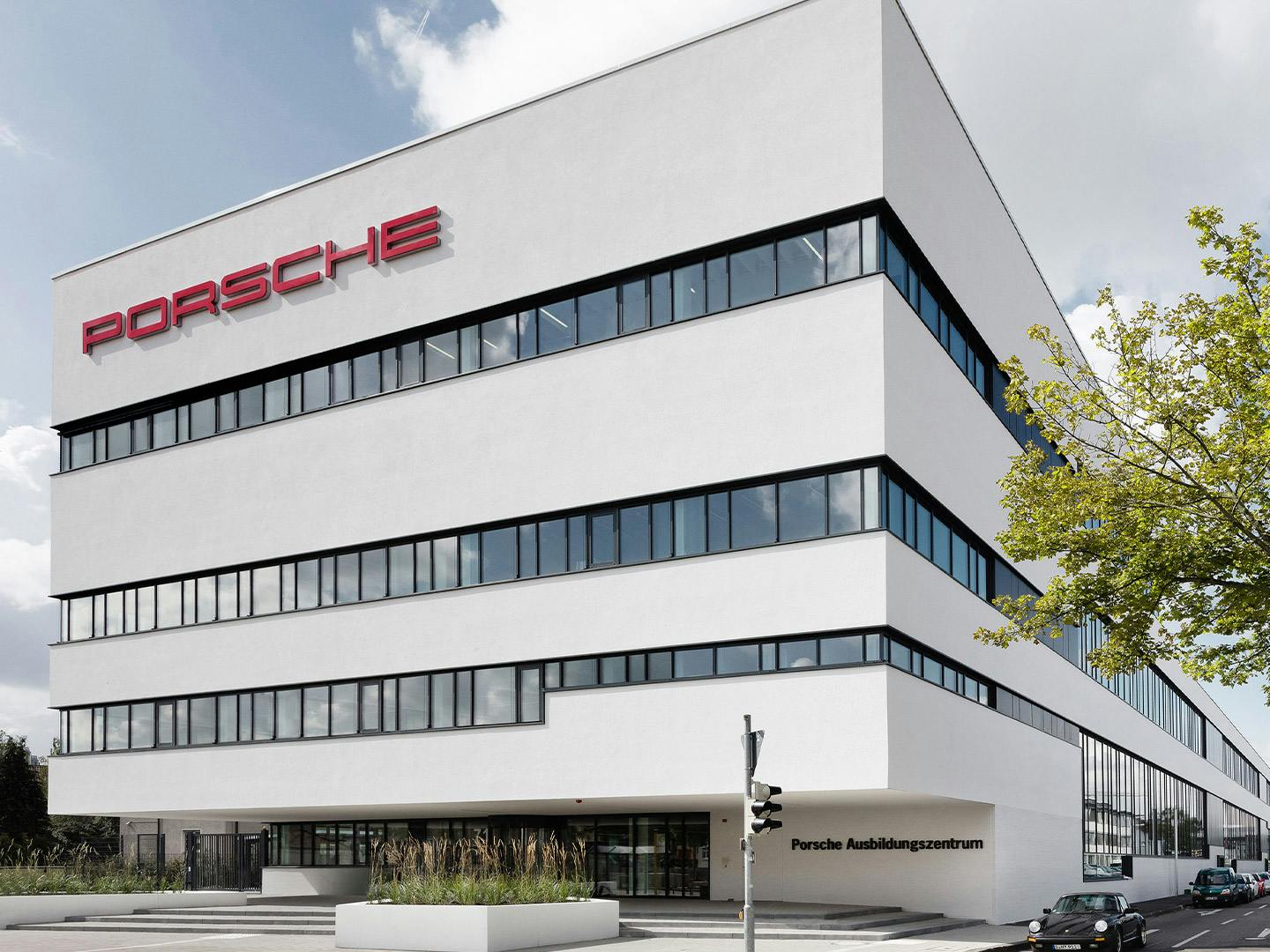 Das hochmoderne Porsche Ausbildungszentrum bietet eine ideale Lern- und Arbeitsumgebung