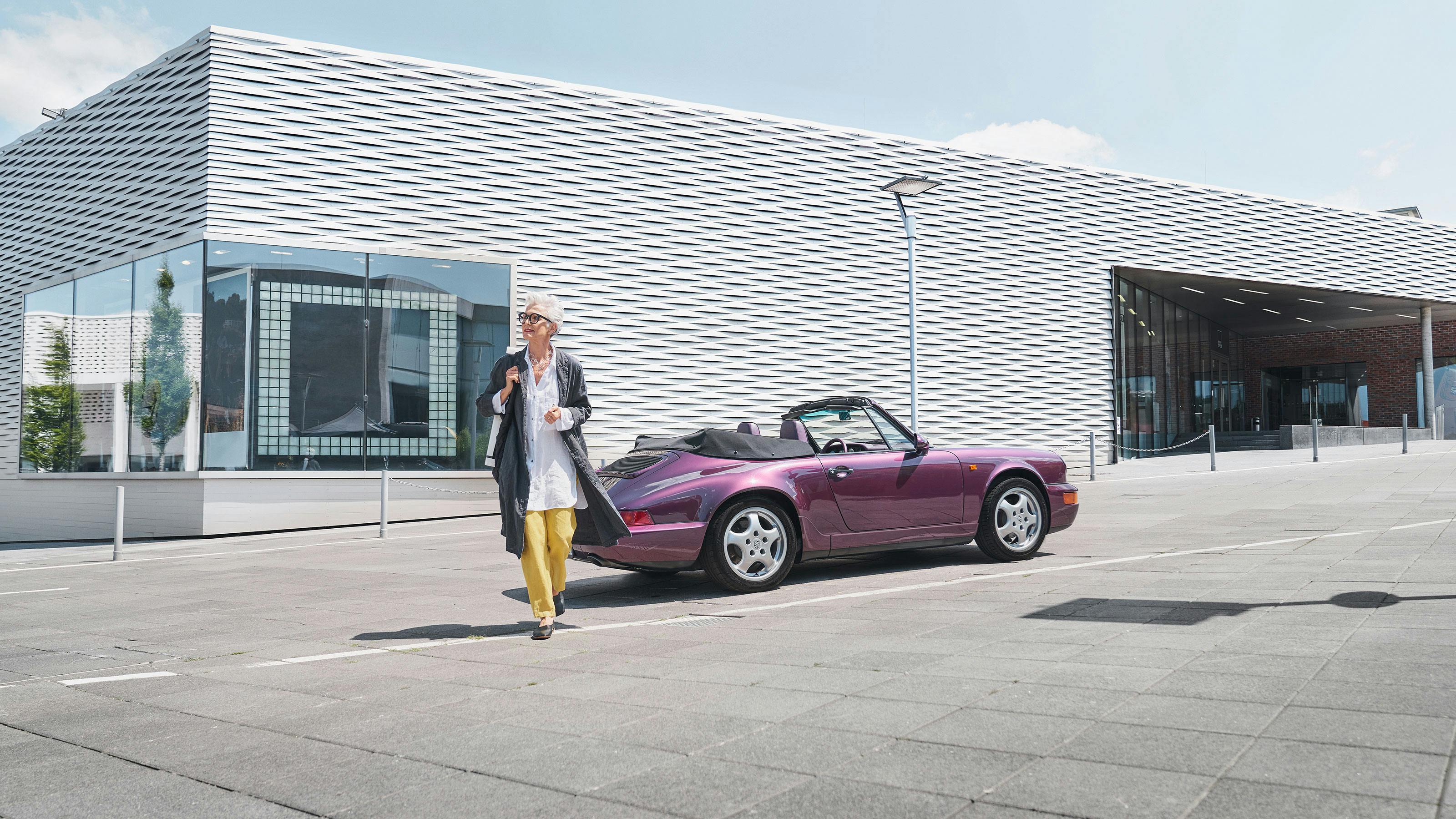 Porsche 964 Coupé, Purple, street scene with woman.