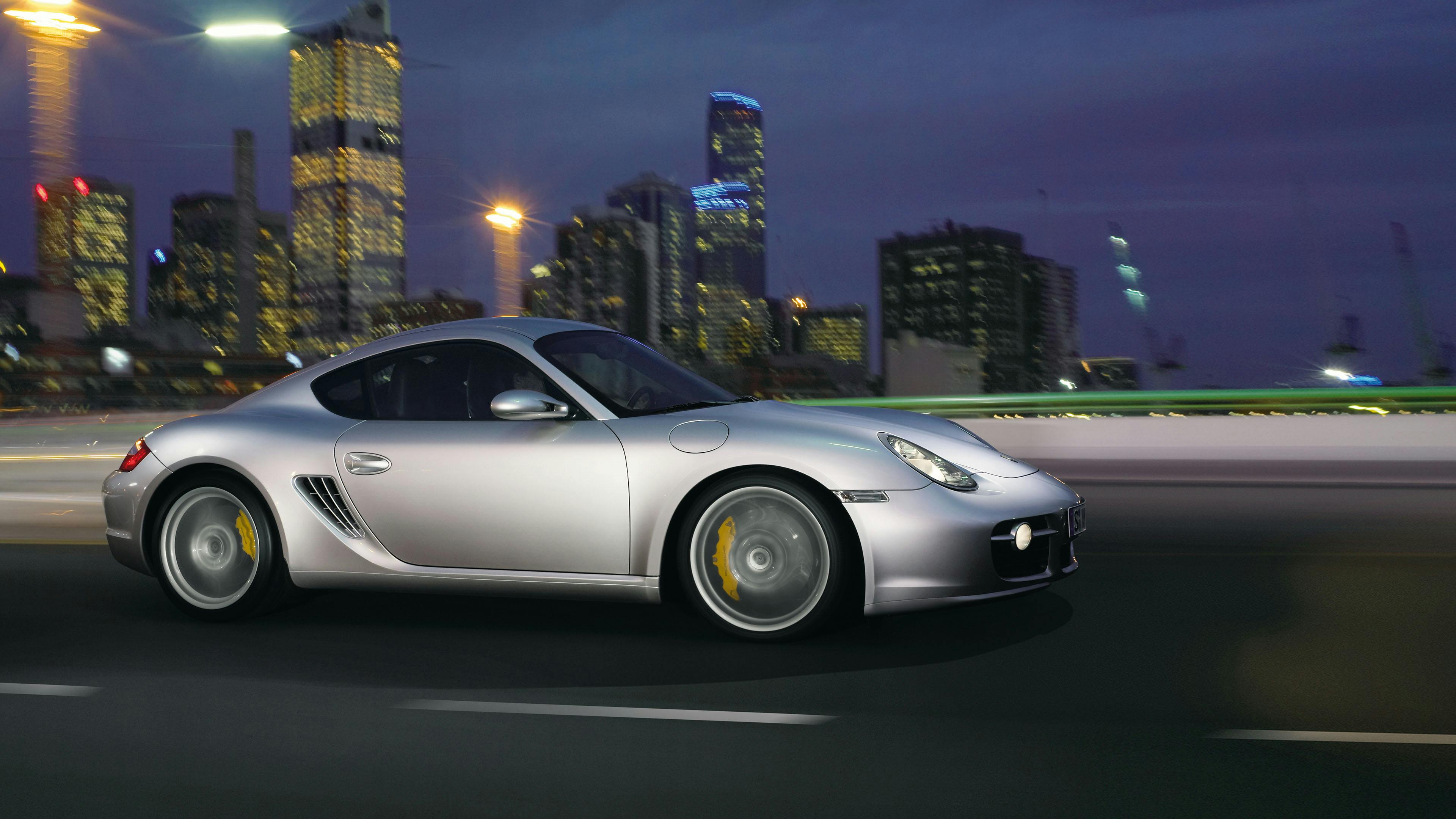 Cayman S tipo 987 de color Plata circulando por un entorno urbano.