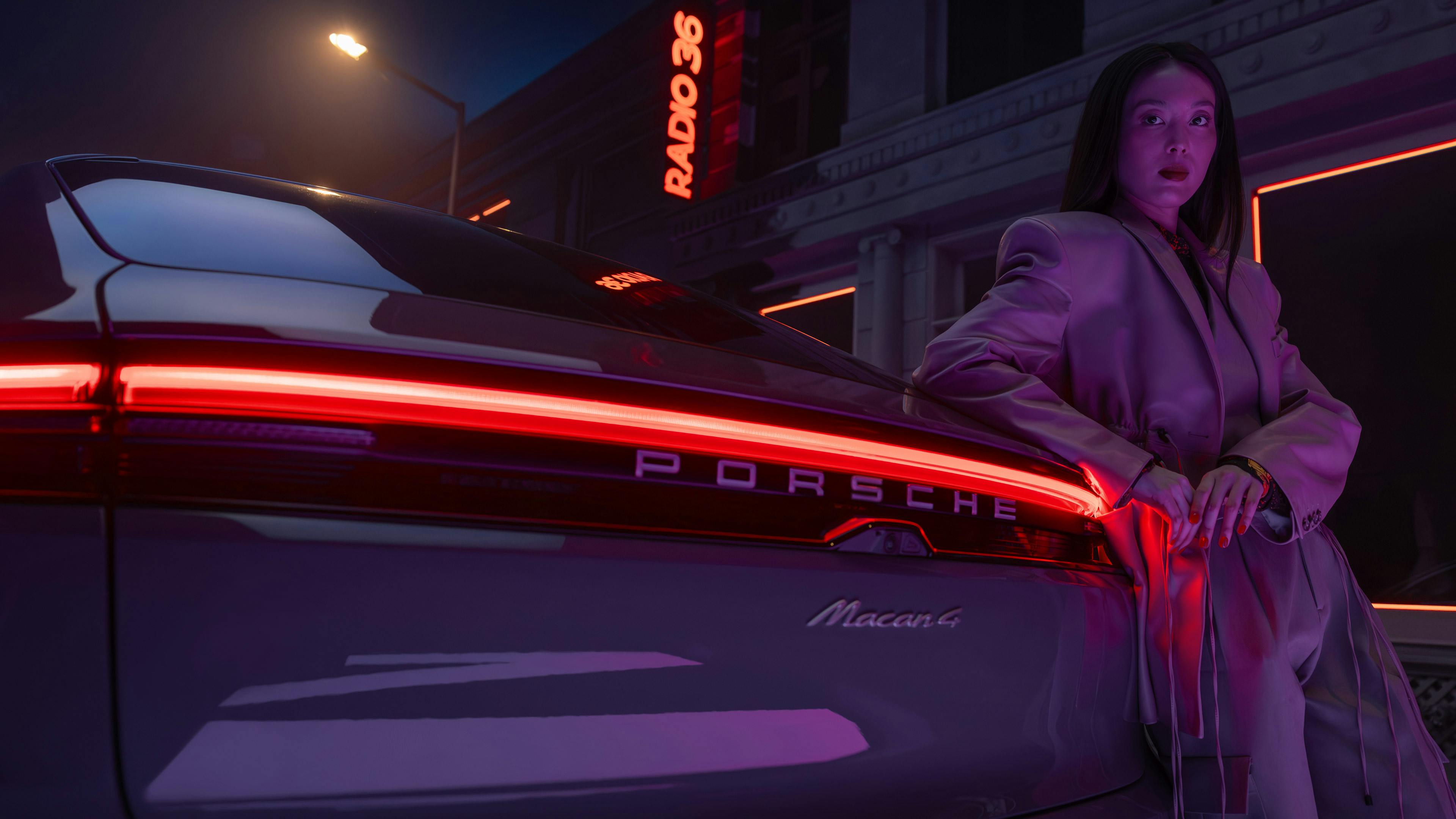 Une femme élégante regardant un Porsche Taycan.