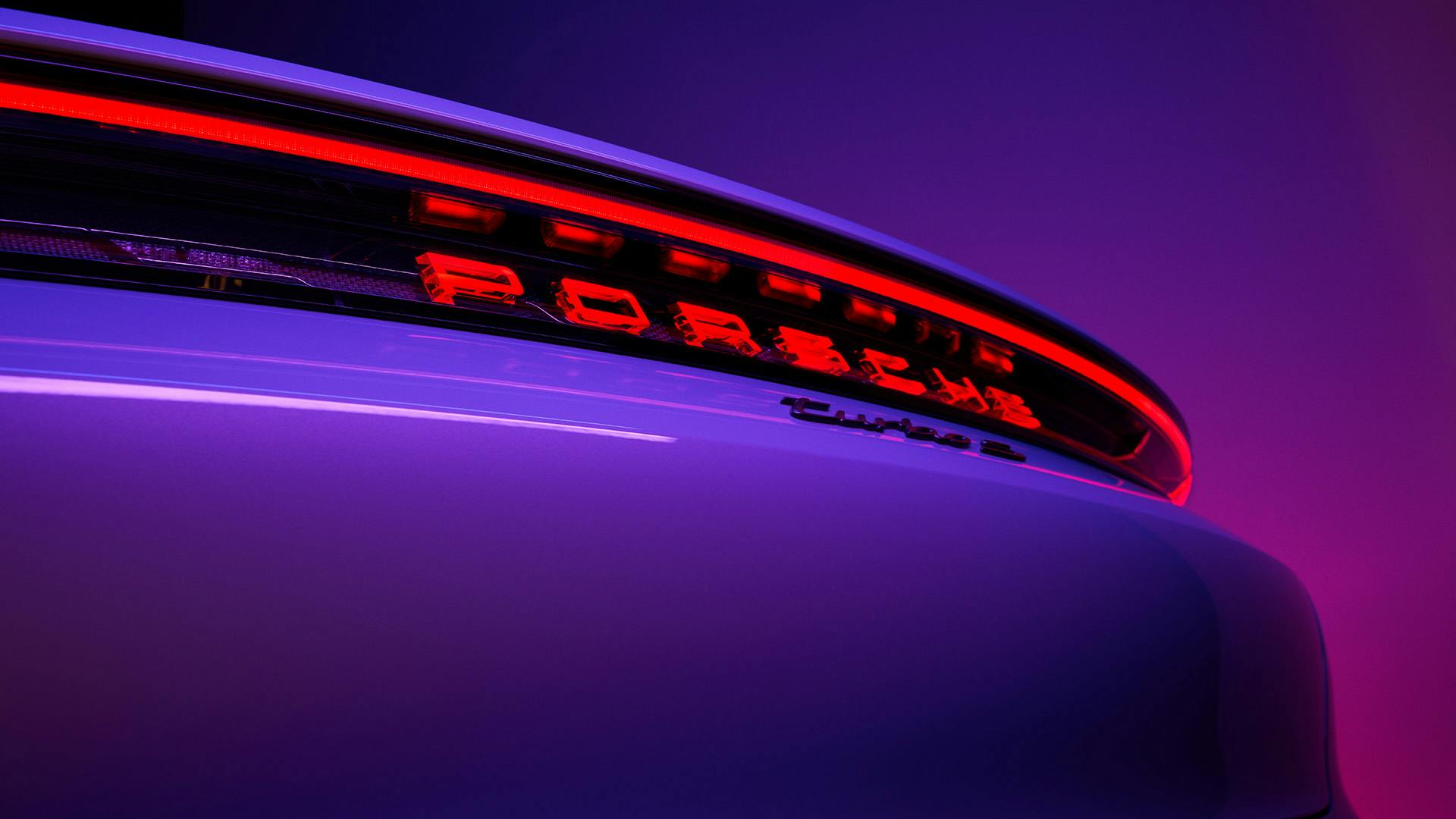 Der beleuchtete Porsche-Schriftzug am Heck des Porsche 911 Turbo S.