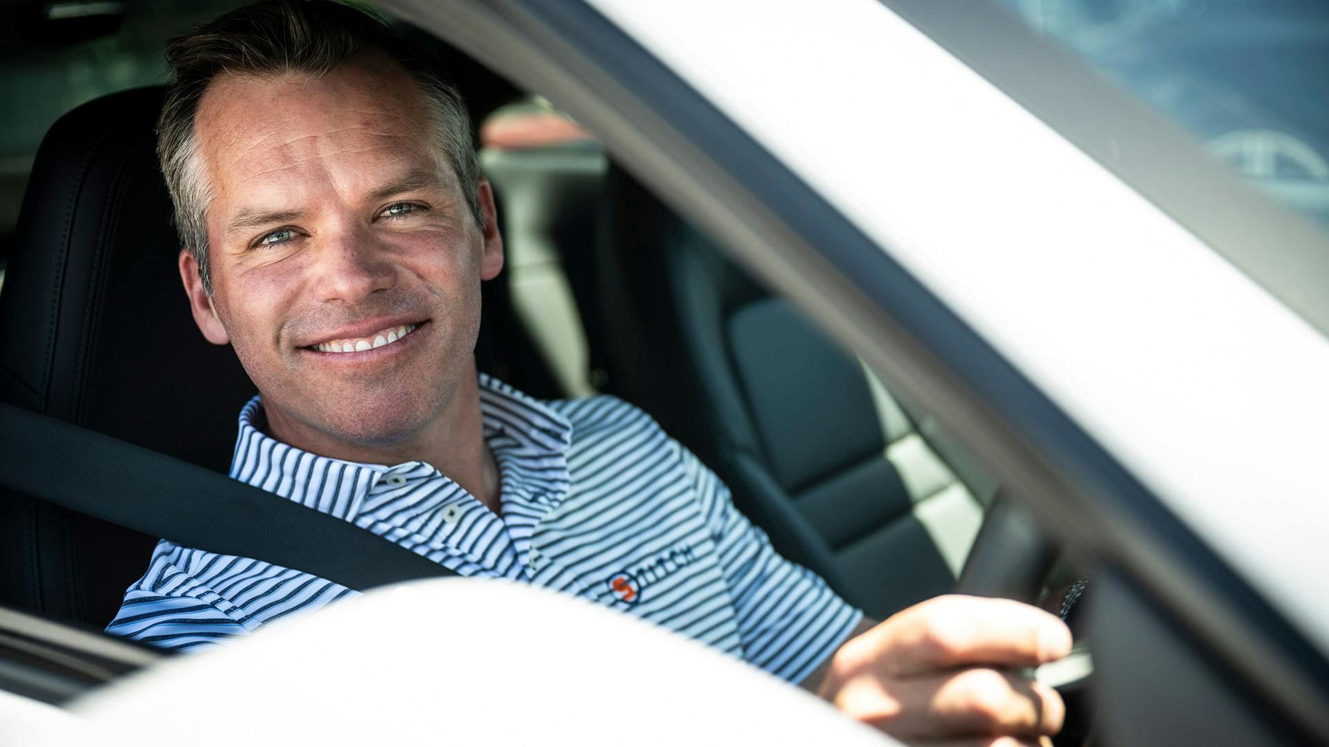 Paul Casey sitzt am Steuer eines Porsche 911