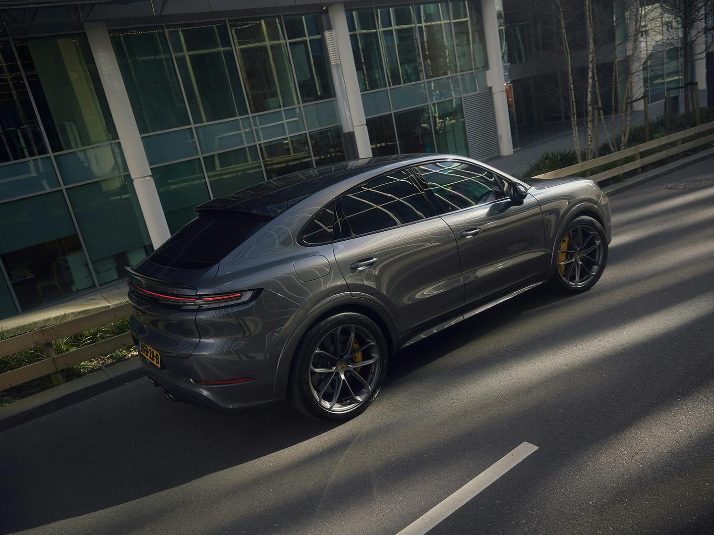 Een Porsche Cayenne Turbo E-hybrid rijdt op de weg tijdens een Porsche Advanced Driver Training