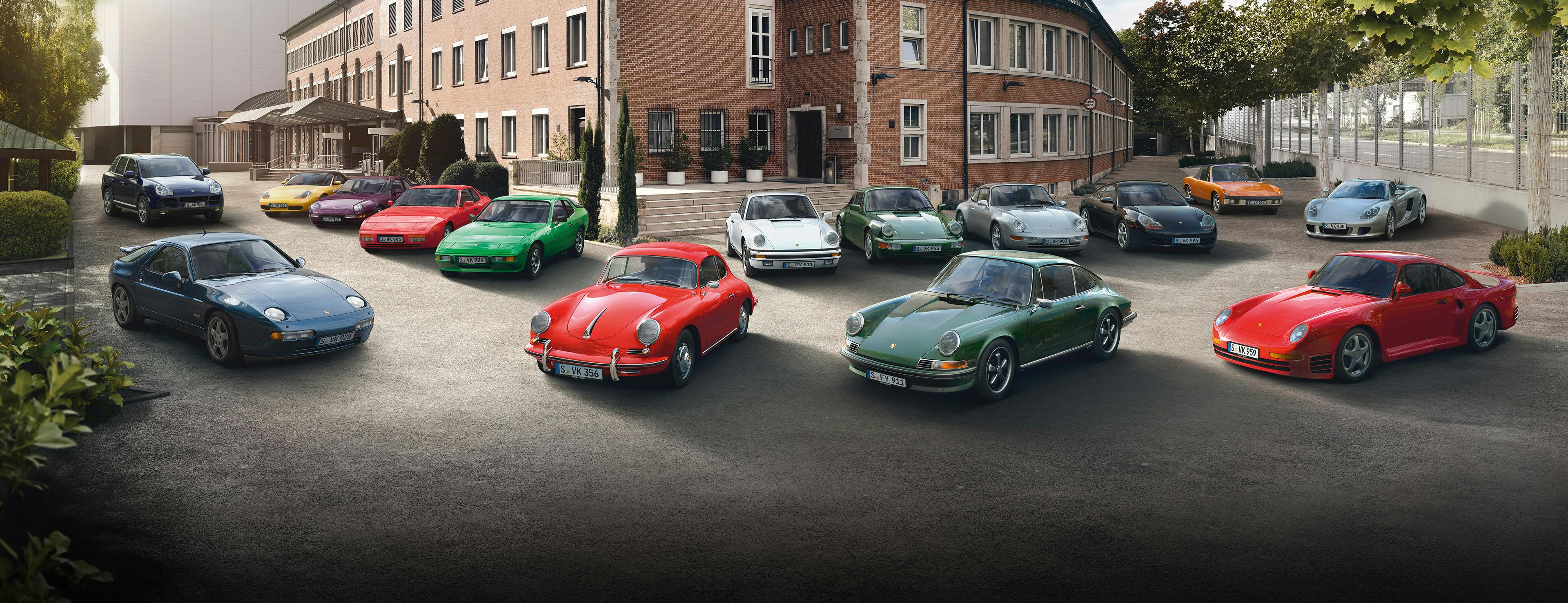 verschiedene Porsche Classic Modelle auf einem Parkplatz.
