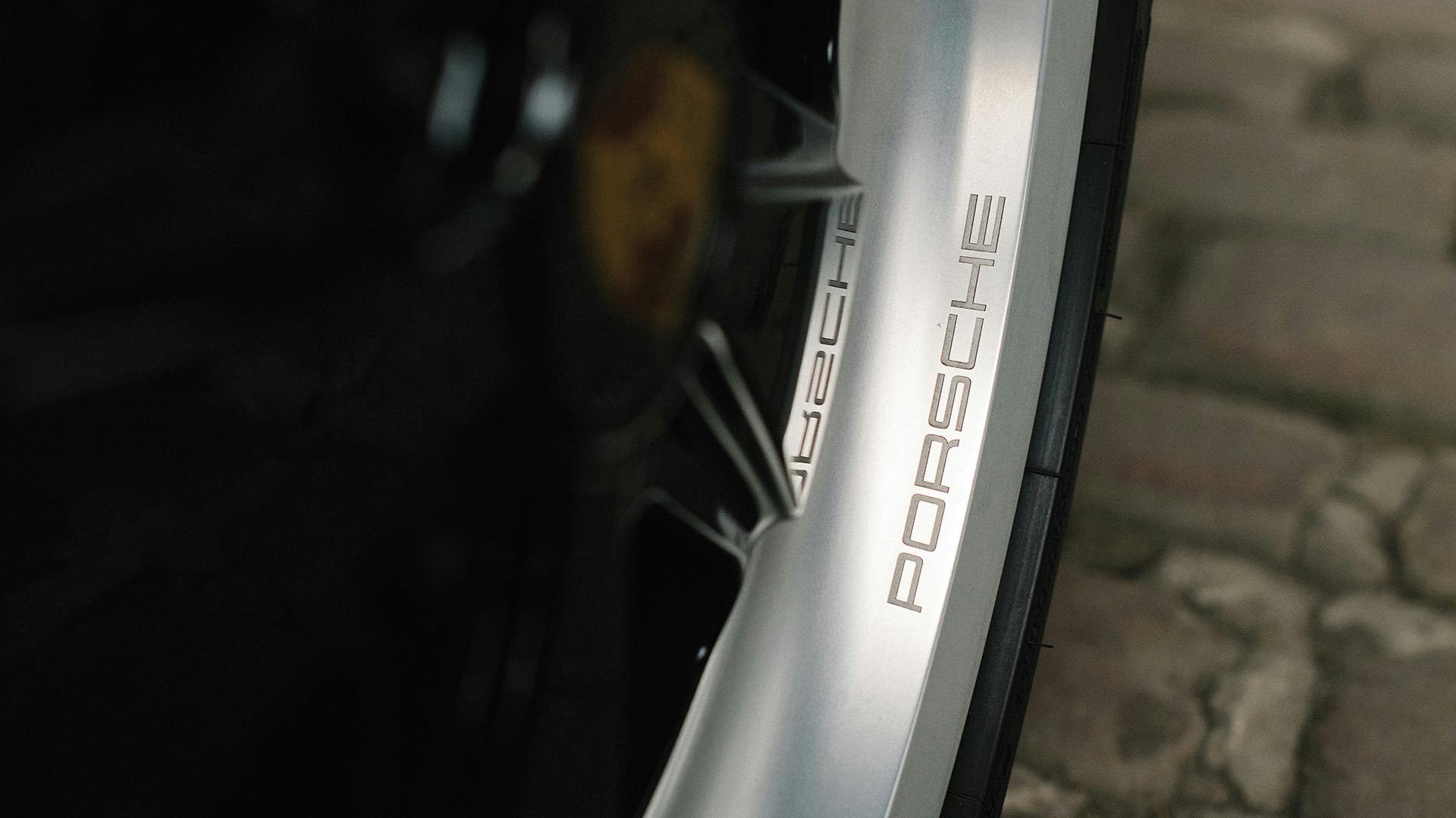 Eingravierter "PORSCHE" Schriftzug auf einer Fuchsfelge.