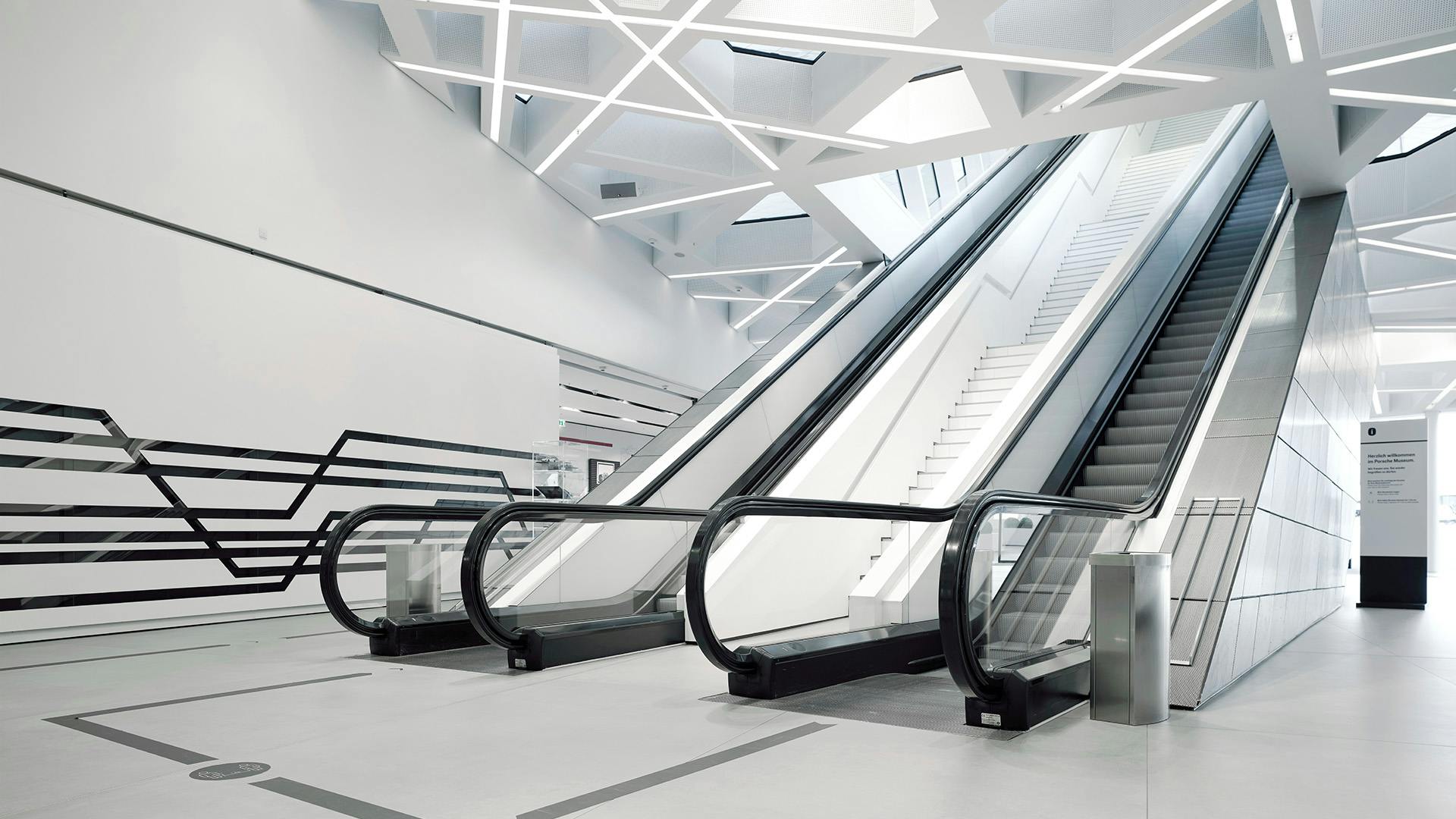 Inennansicht des Porsche Museums mit einemr Rolltreppe