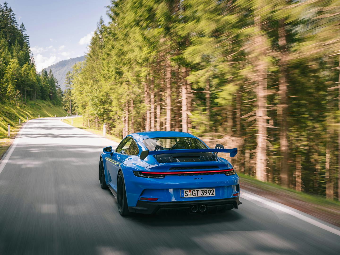 Heckansicht eine Porsche 992 GT3.