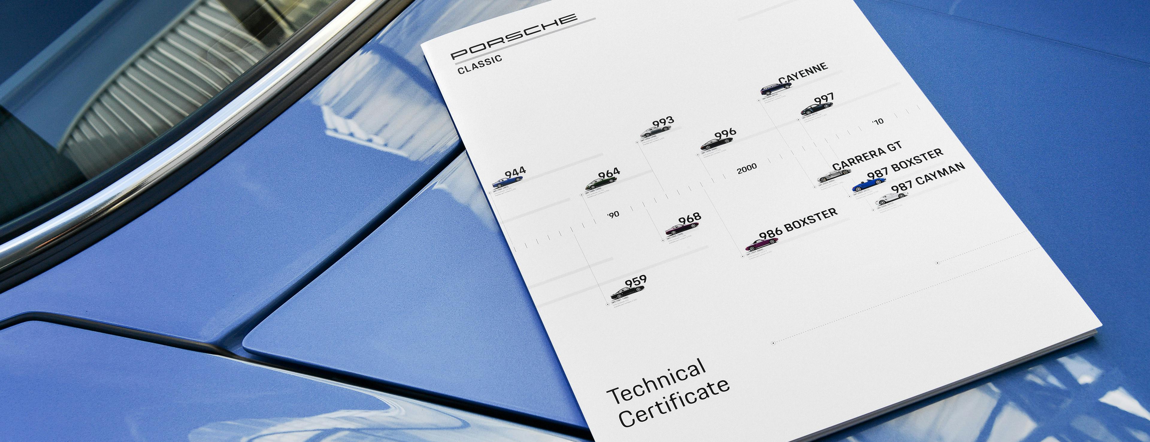 Certificado técnico apoyado en el capó de un vehículo clásico.