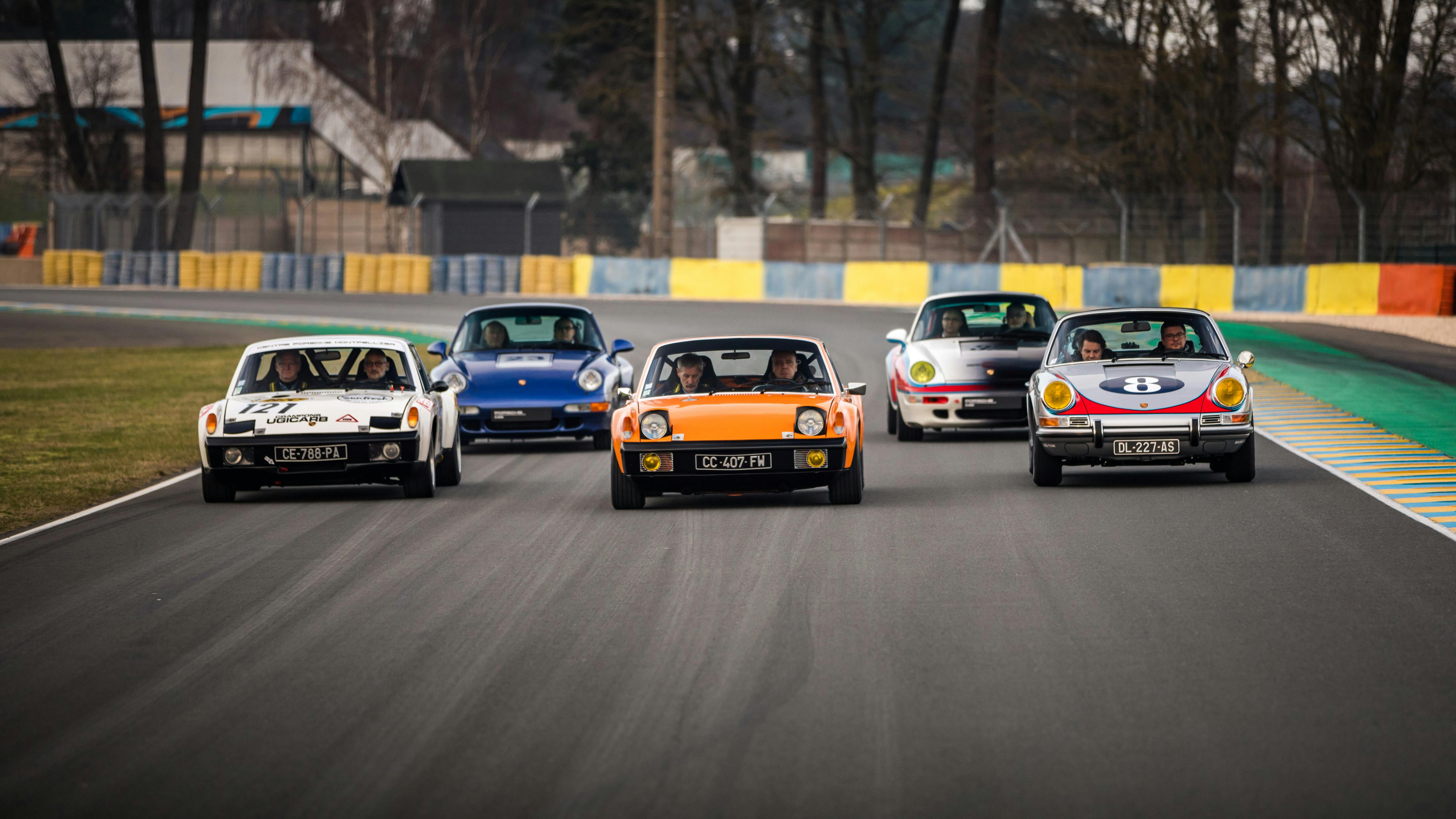 Les cinq véhicules participants roulent ensemble sur le circuit du Mans.
