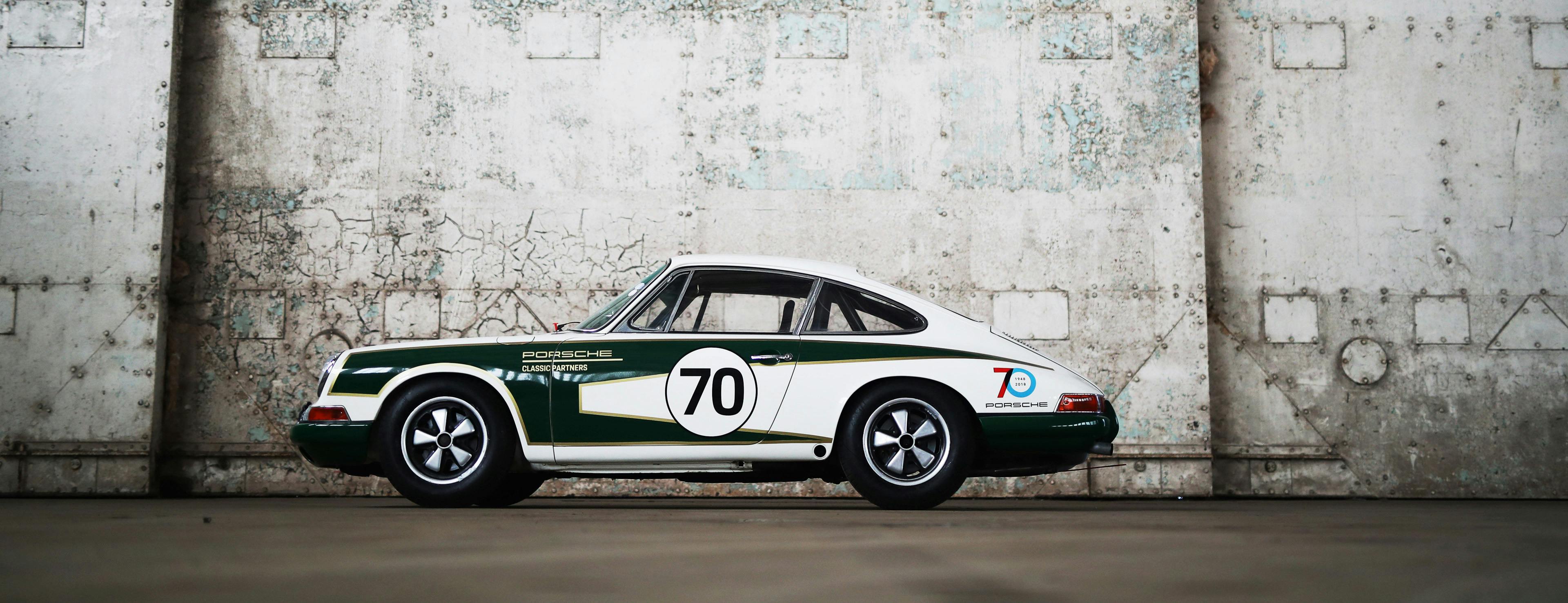 The ‘Project 70’ 911 standing infront of a white wall.