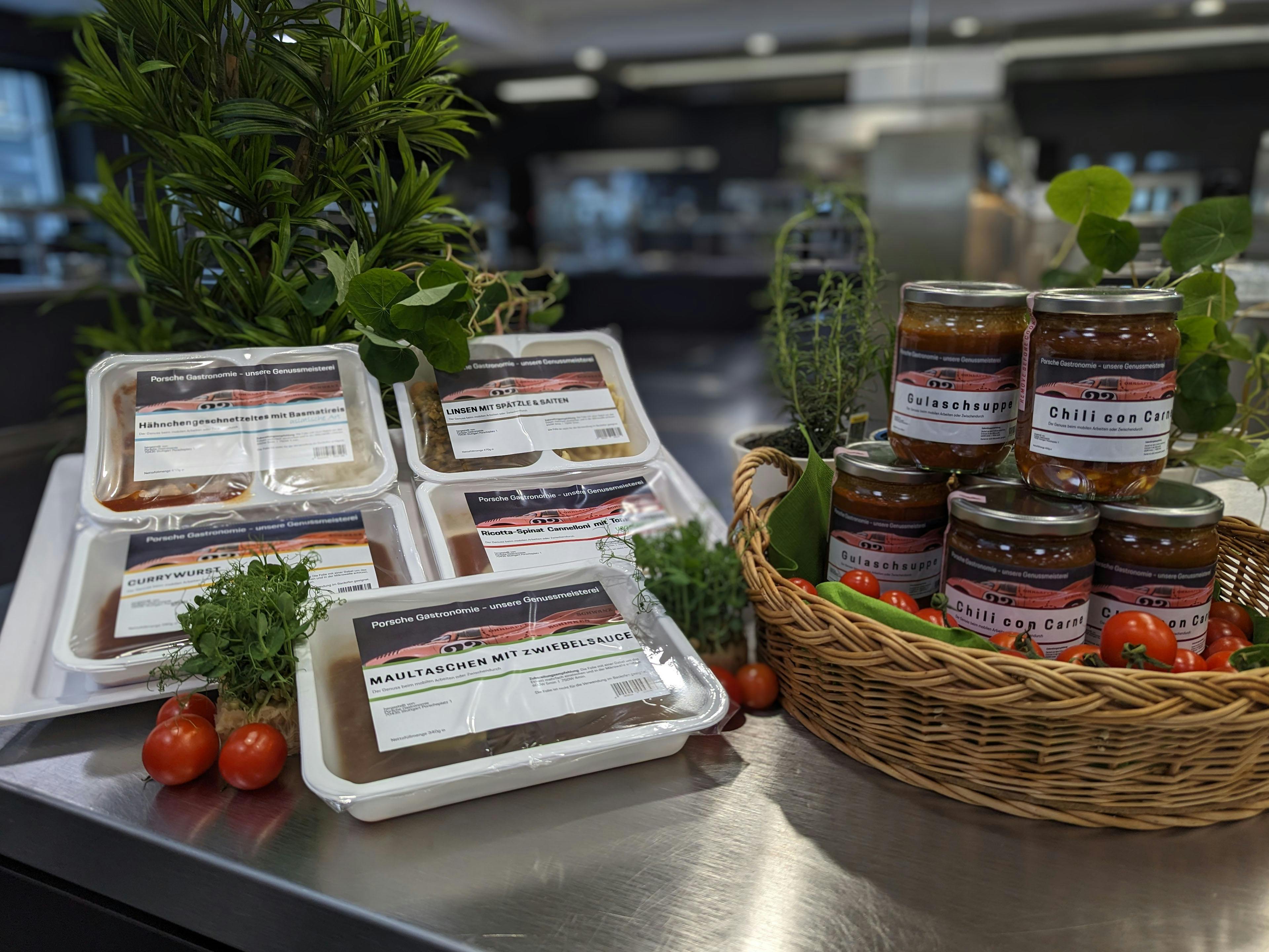 Verschiedene abgepackte Fertiggerichte to go: Maultaschen, Linsen, Gulasch, Chili con Carne.