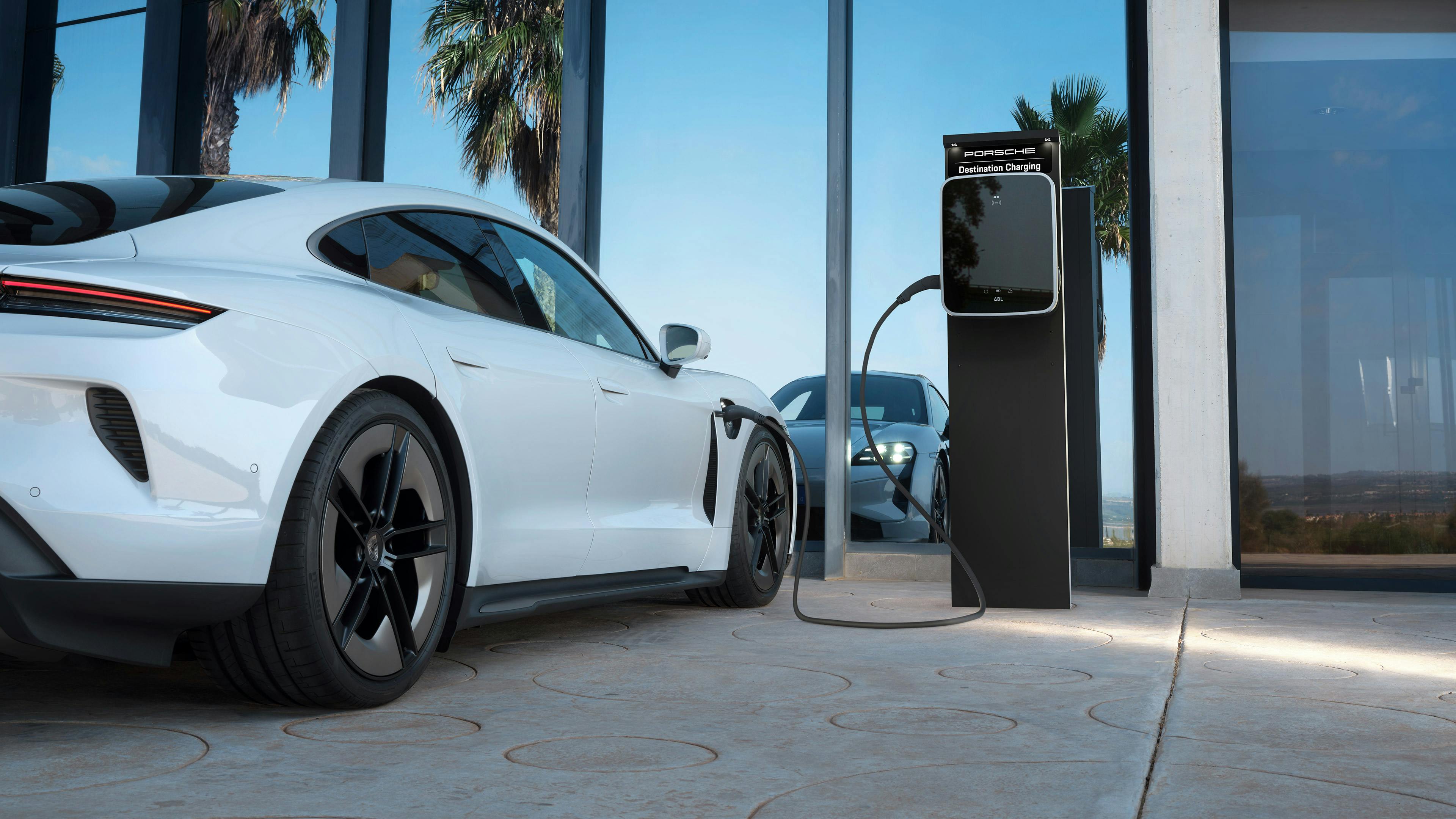 Porsche Taycan Turbo S cargando en un pedestal de carga Porsche.