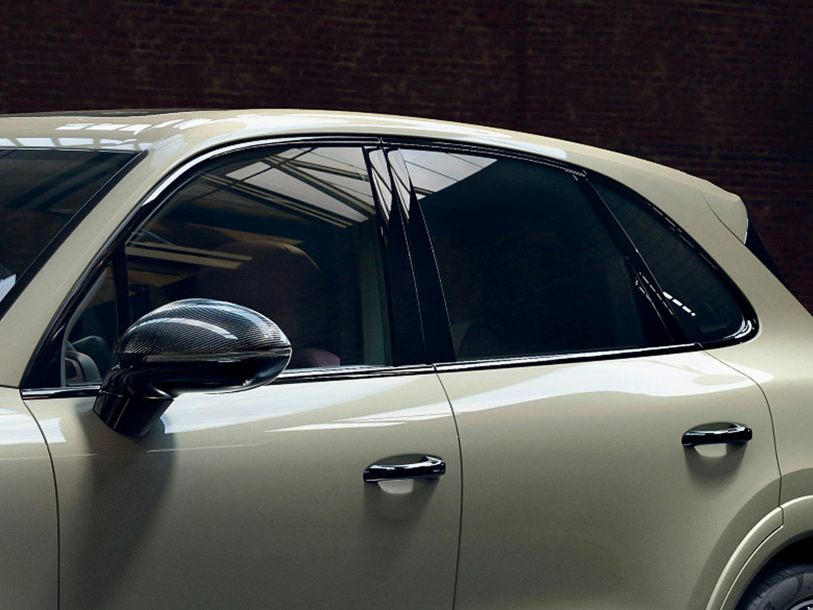 Side view of the Porsche Exclusive Manufaktur Cayenne S in Geysergreymetallic.