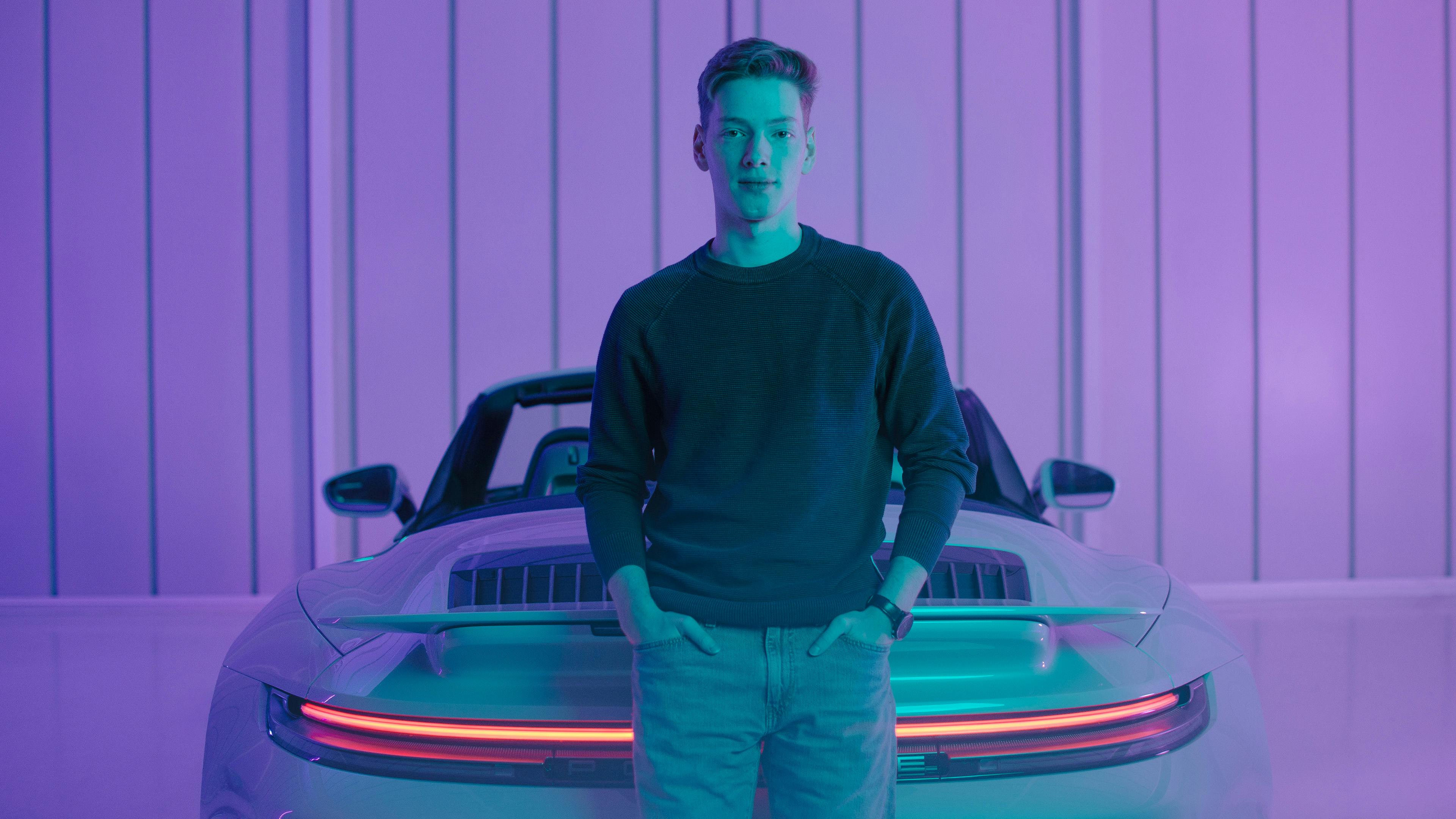 Porsche Mitarbeiter Christian posiert vor einem Porsche 911 Turbo S Cabriolet.