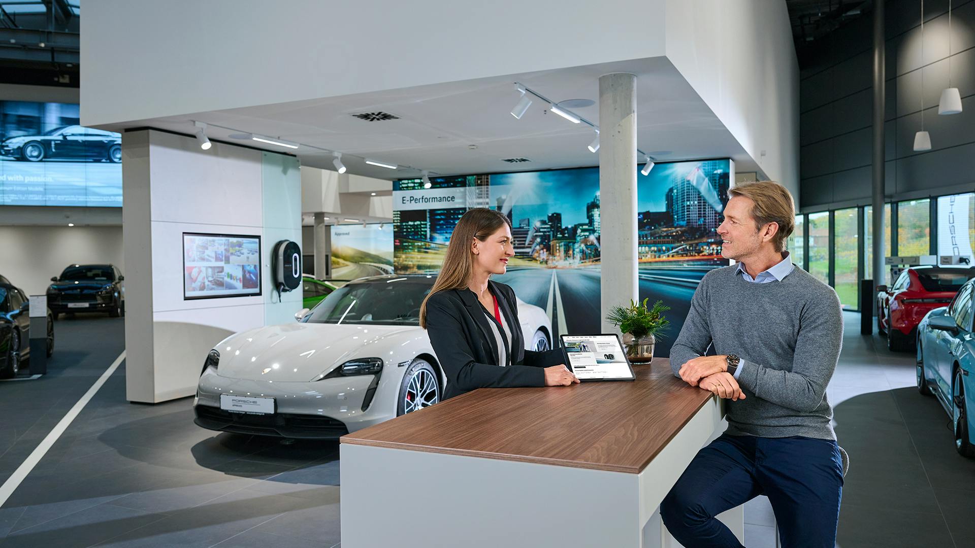 Um cliente recebe conselhos em seu Porsche Center local.