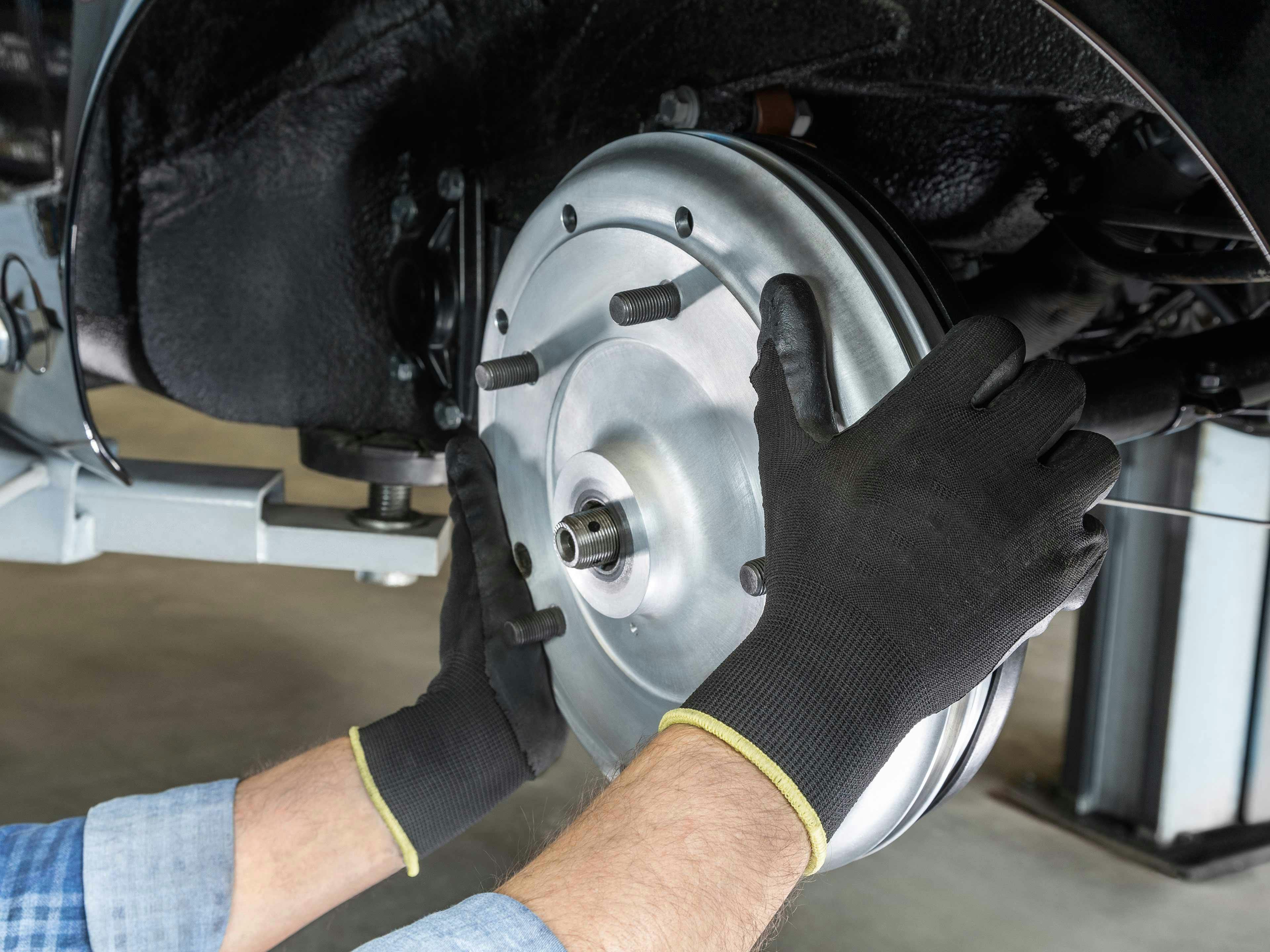 Detail: 356 A brake drum, hands with work gloves.