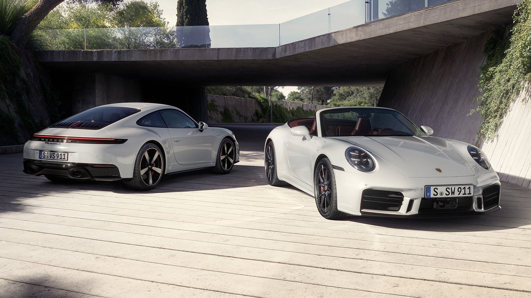 Porsche 911 Carrera S Coupé e Cabriolet di colore bianco con vista anteriore e posteriore, parcheggiate accanto ad una villa