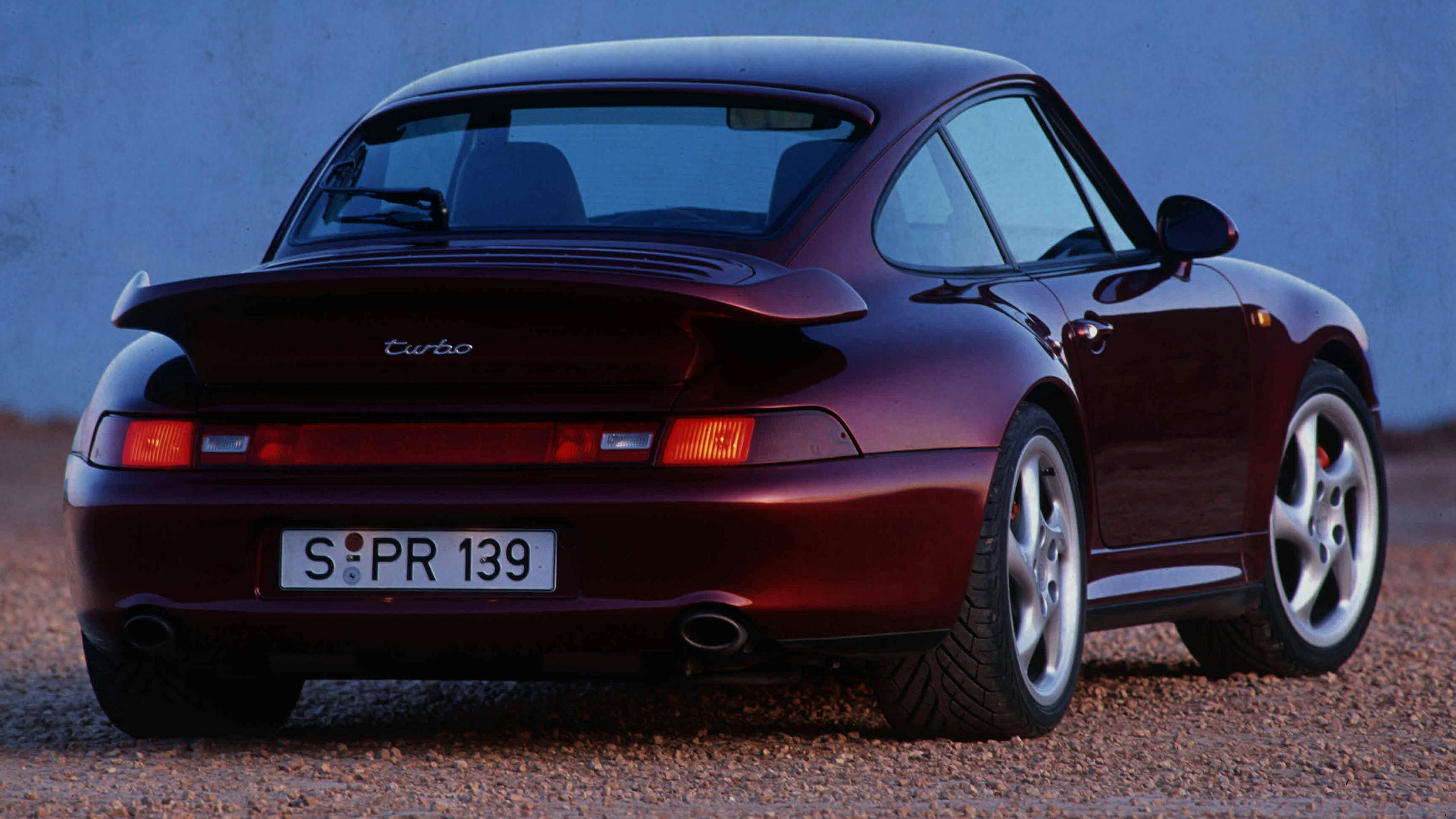 Burgunderroter Porsche 993 Turbo, Rückansicht