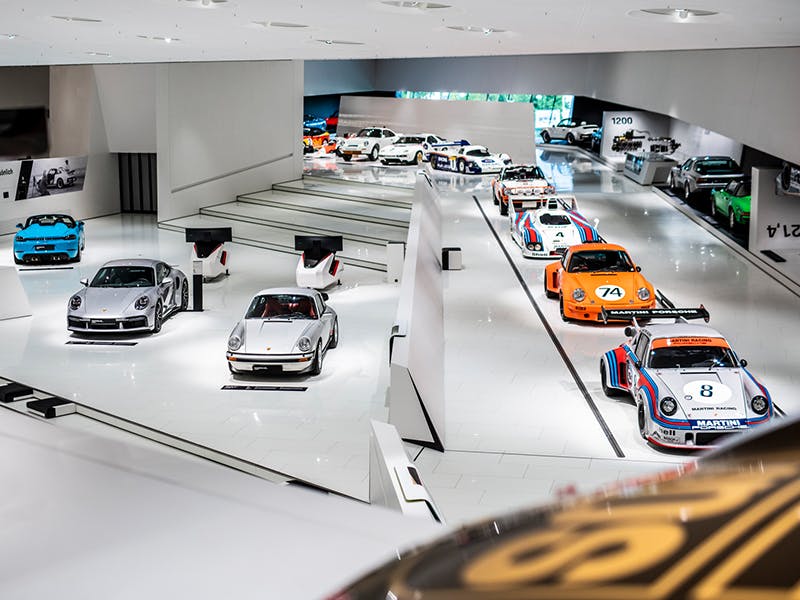 Innenansicht des Porsche Museums mit mehreren ausgestellten Porsche-Exponaten