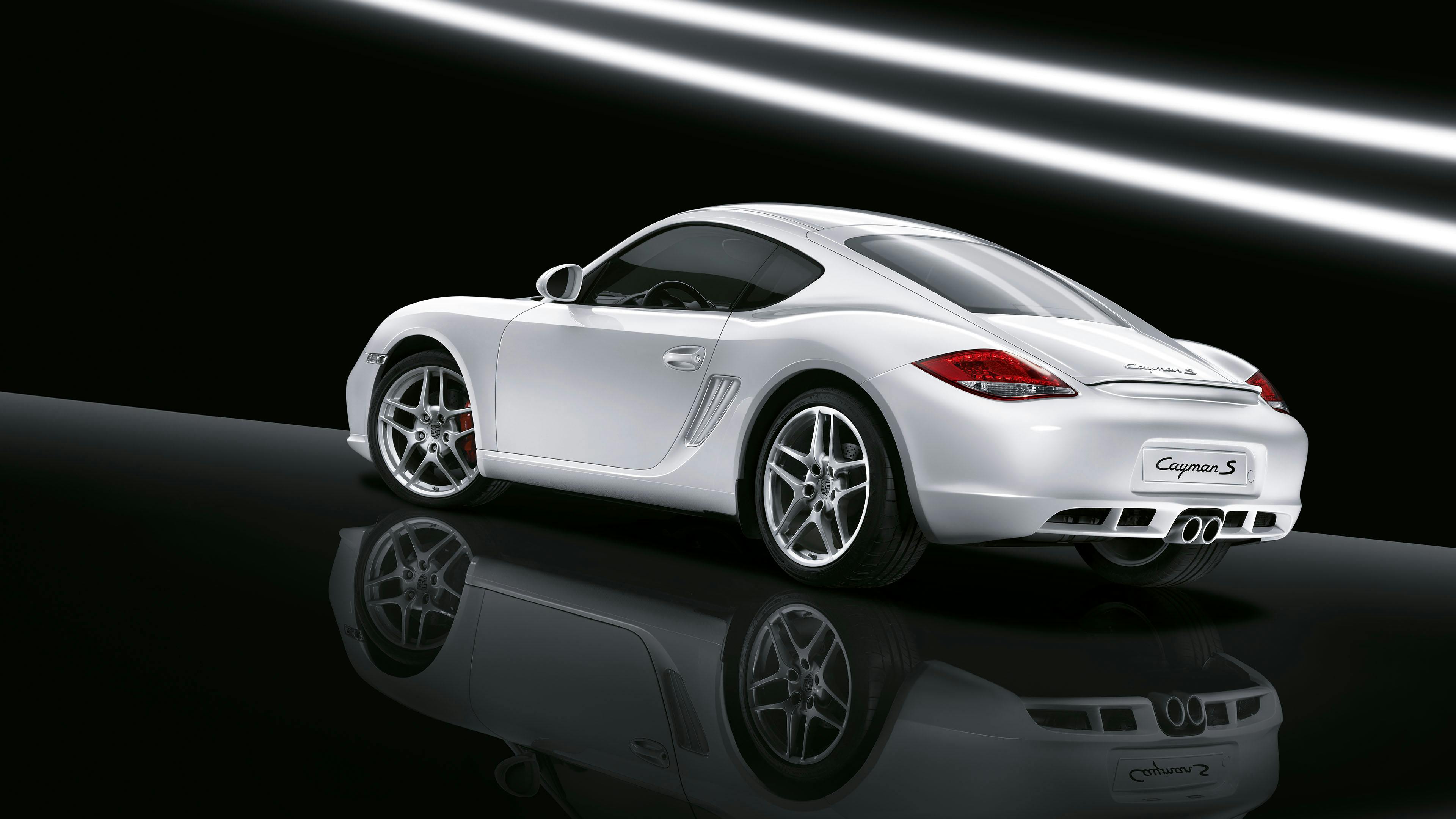 Cayman S tipo 987 de color Blanco en el estudio sobre un fondo negro.