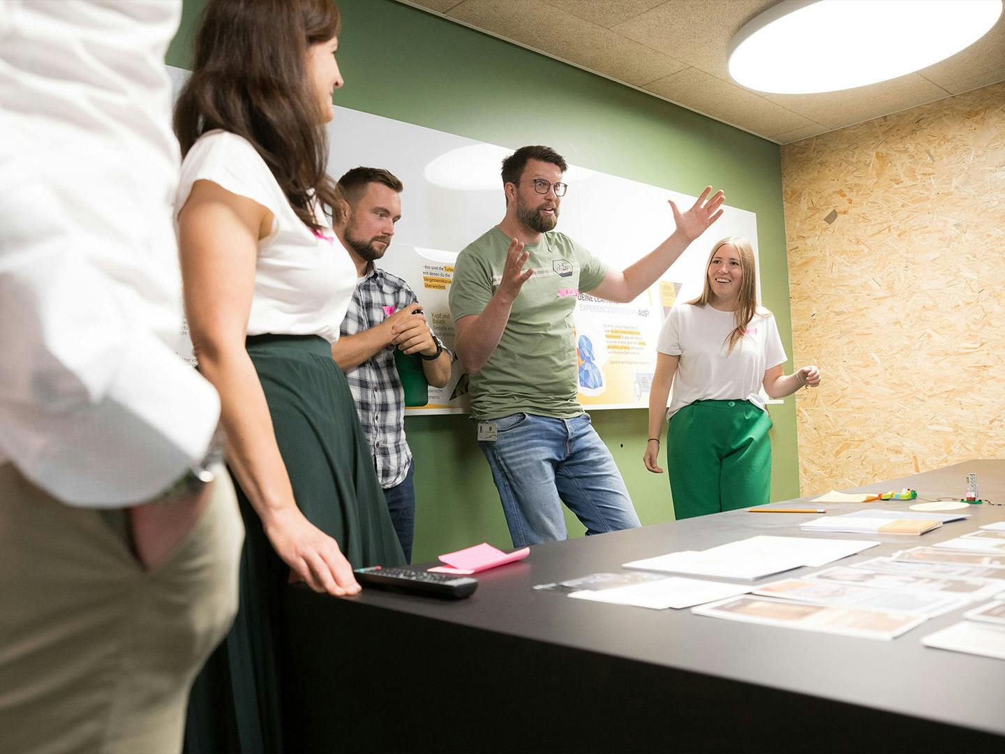 Porsche Mitarbeiter Kai stellt beim Brainstorming eine Idee in der Lerngruppe vor.