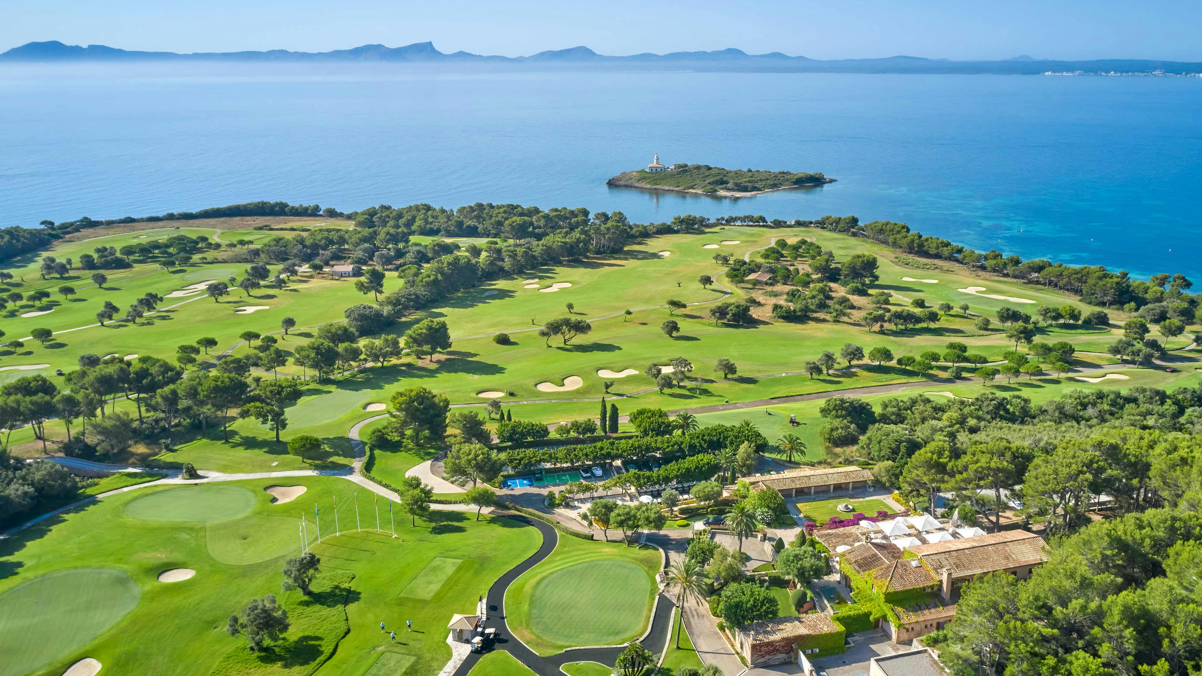 Luftaufnahme des Club de Golf Alcanda mit Meer im Hintergrund