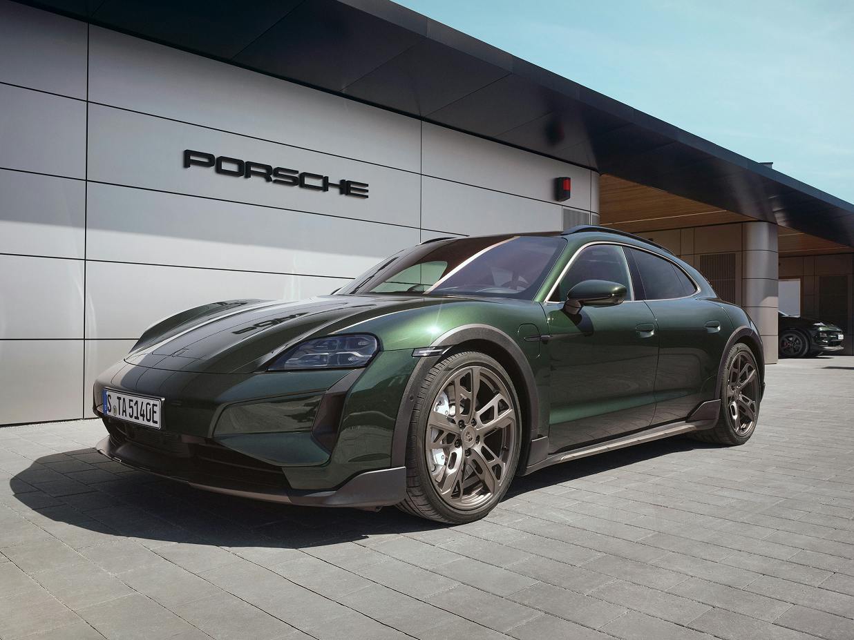 Porsche Taycan Turbo Cross Turismo przed hubem Porsche Charging Lounge.