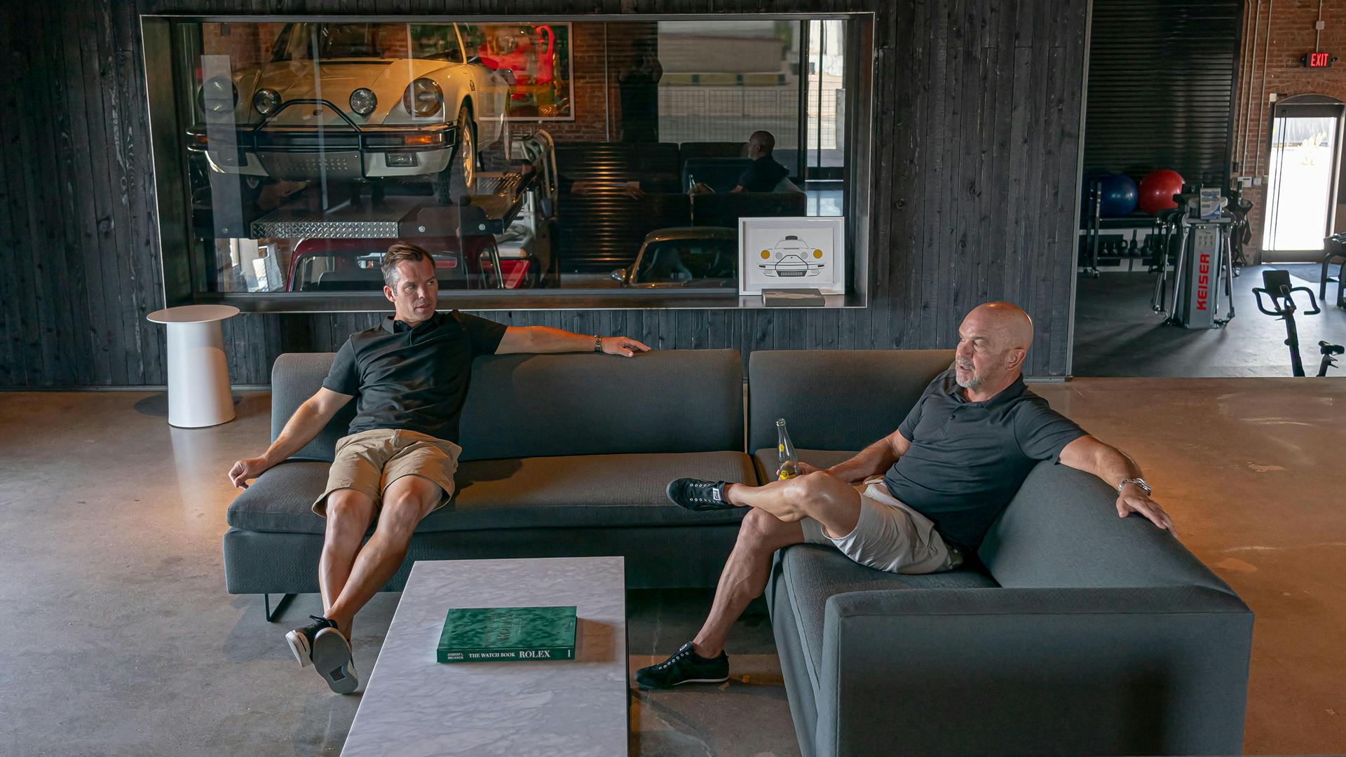 Paul Casey sitzt gemeinsam mit einem Kollegen in der Lounge