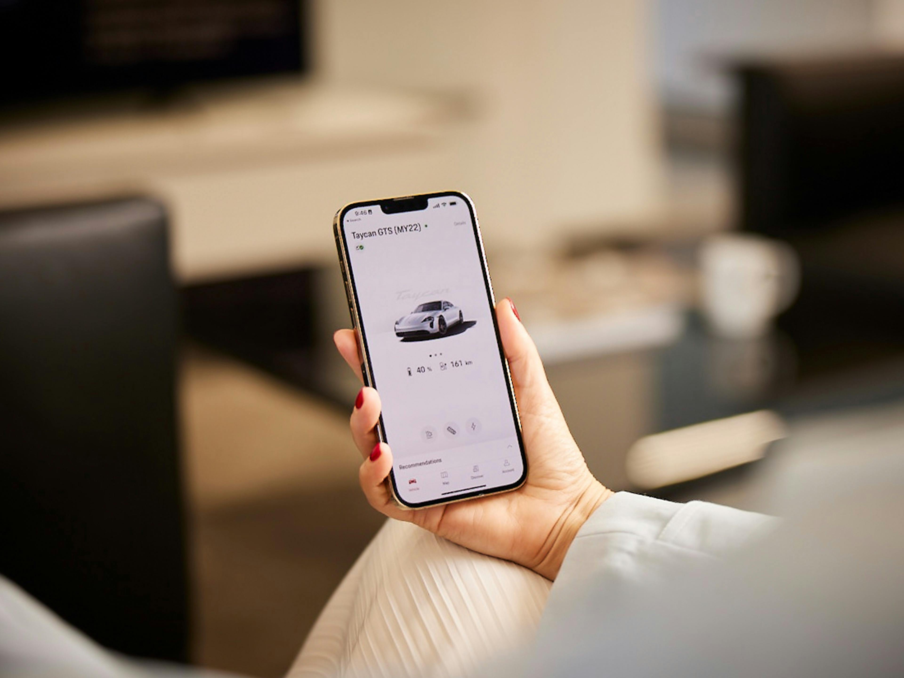 Smartphone with the My Porsche App.