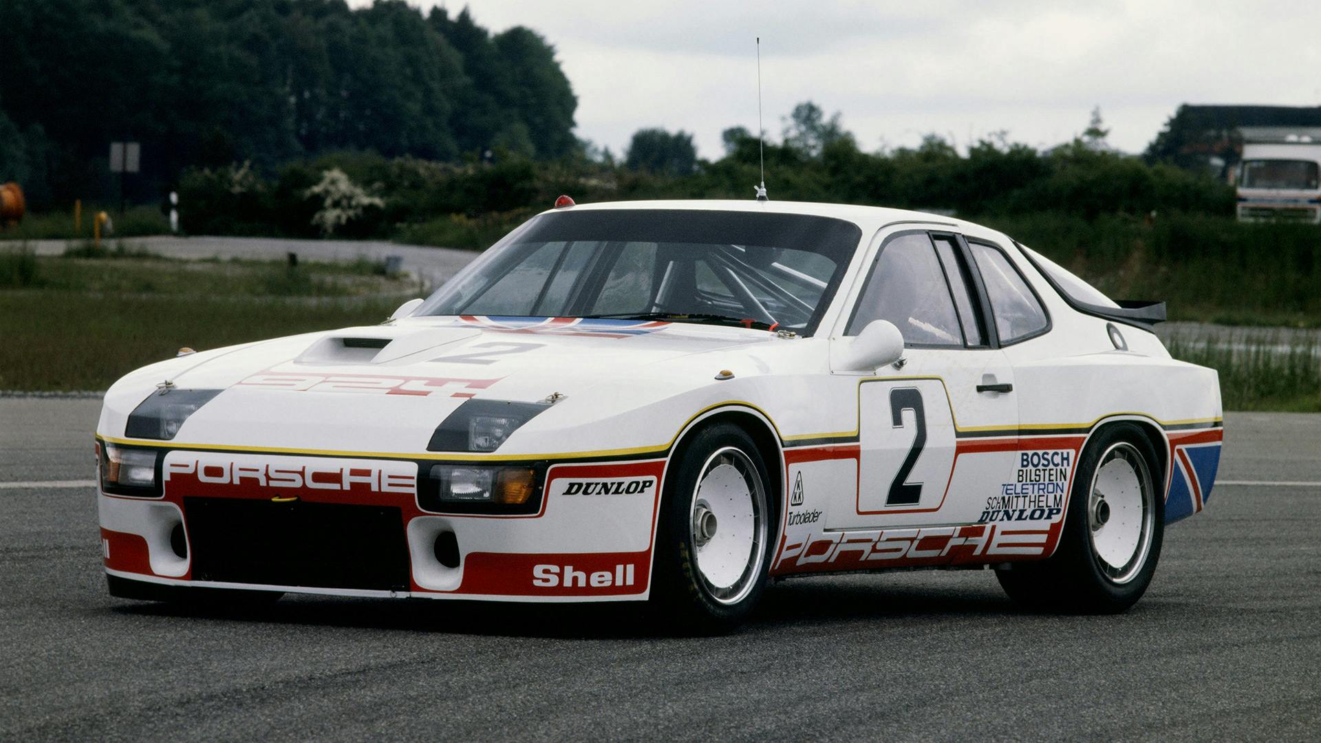 Porsche 924 GTP driving on the race track.