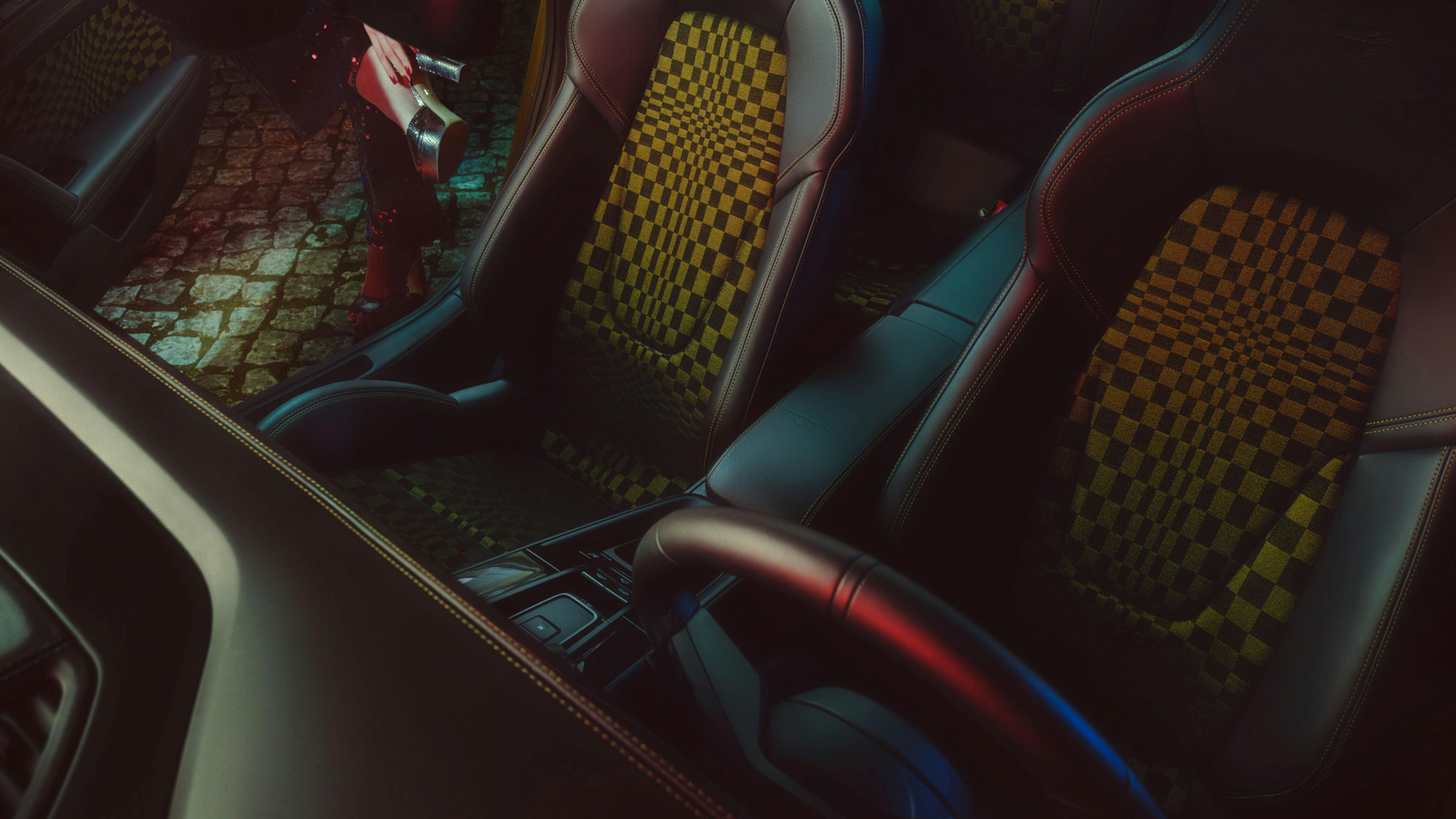 Asientos de coche con diseño a cuadros y costuras detalladas de un Porsche 911 70 Spirit.
