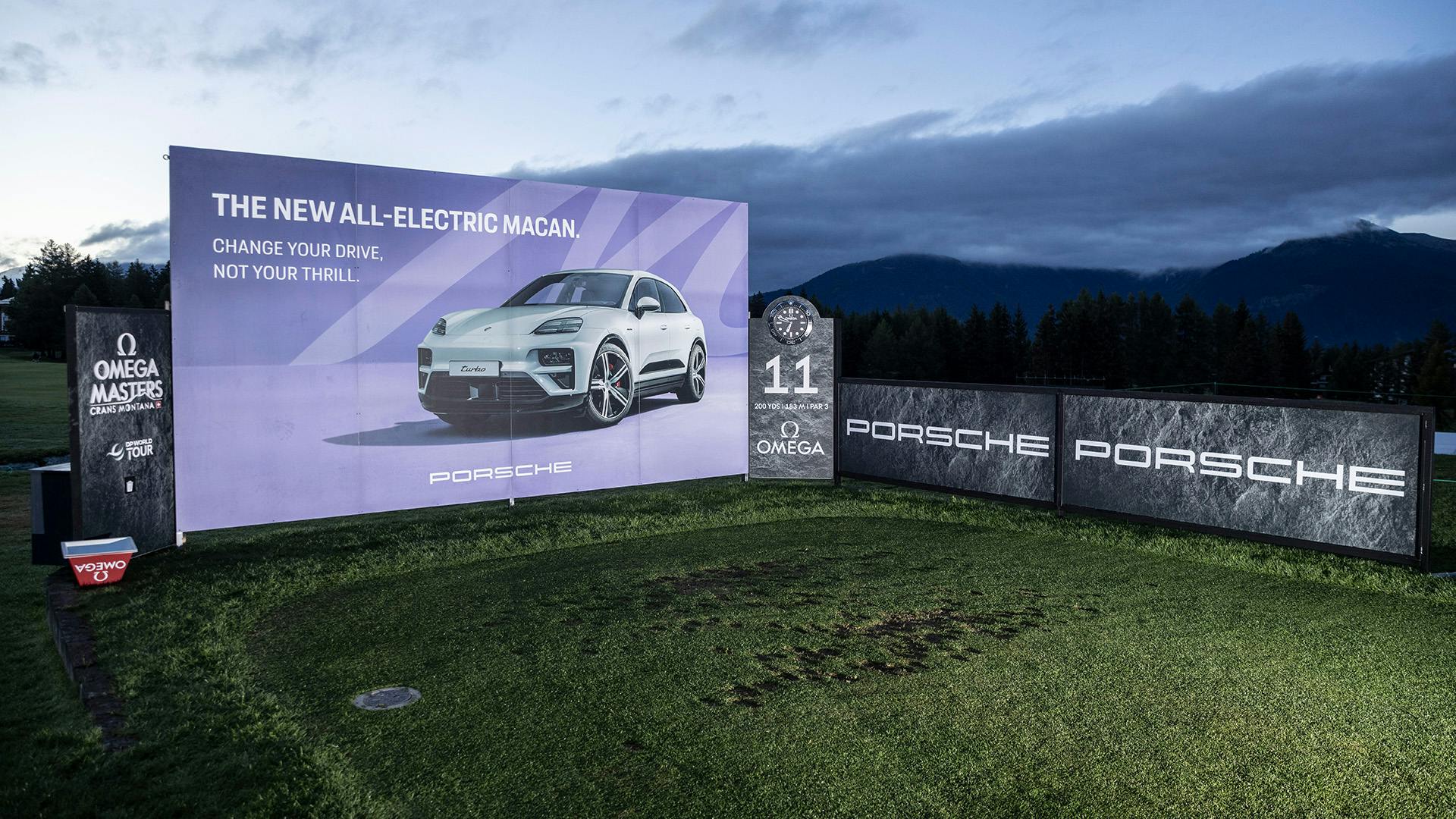 Porsche Branding an Loch 11