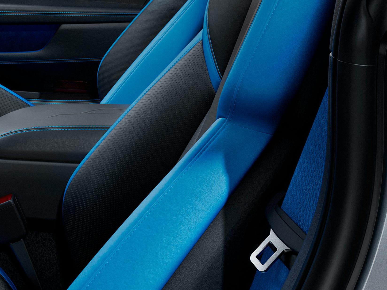 Detalle de los cinturones de seguridad en color Azul Arctic en el 911 Carrera GTS de Porsche Exclusive Manufaktur.