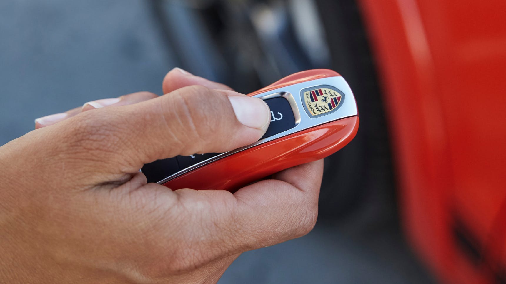Detailed view of the key for a Porsche Cayenne Turbo Coupé.