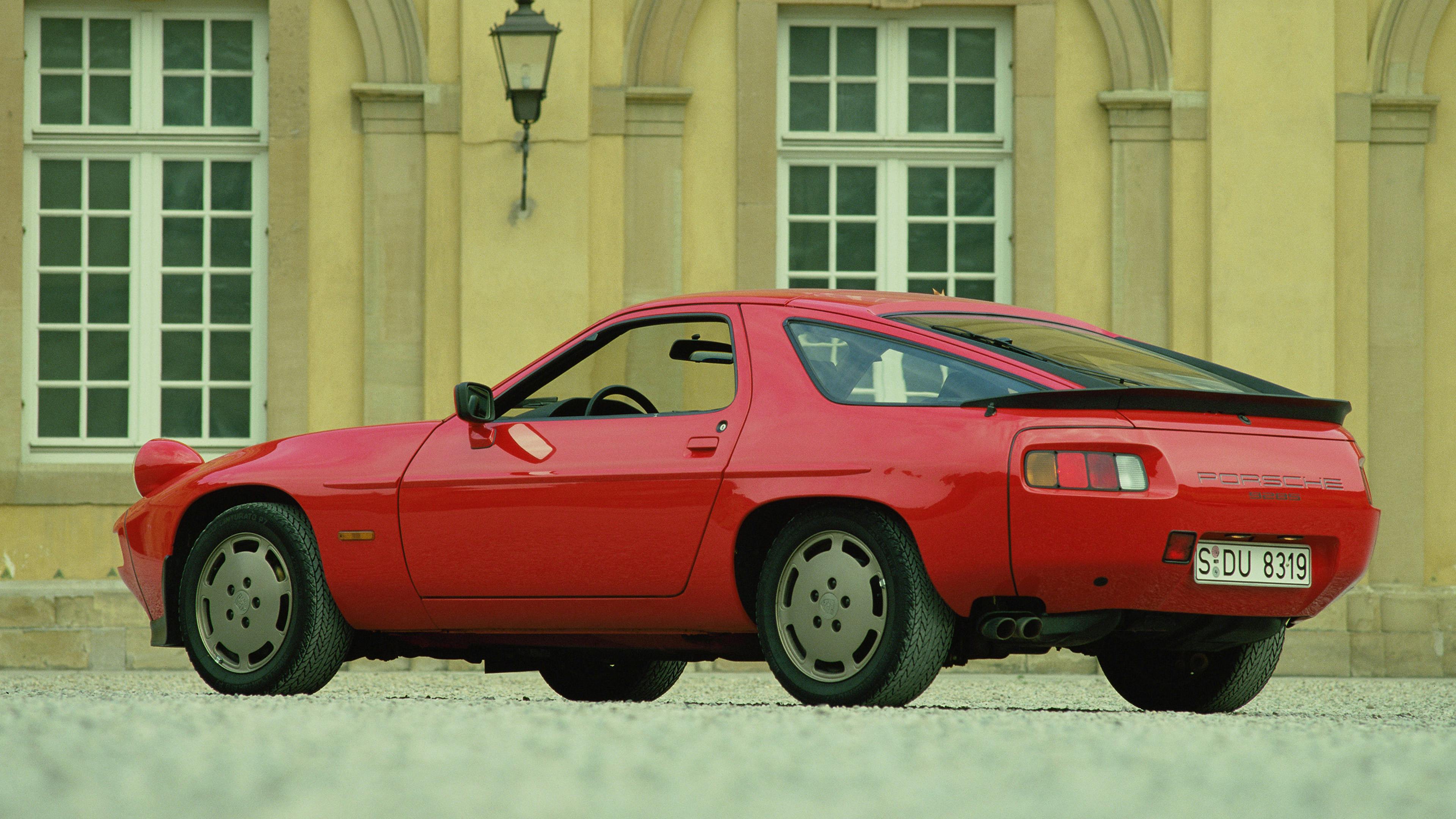 Roter Porsche 928 S (1980-86)