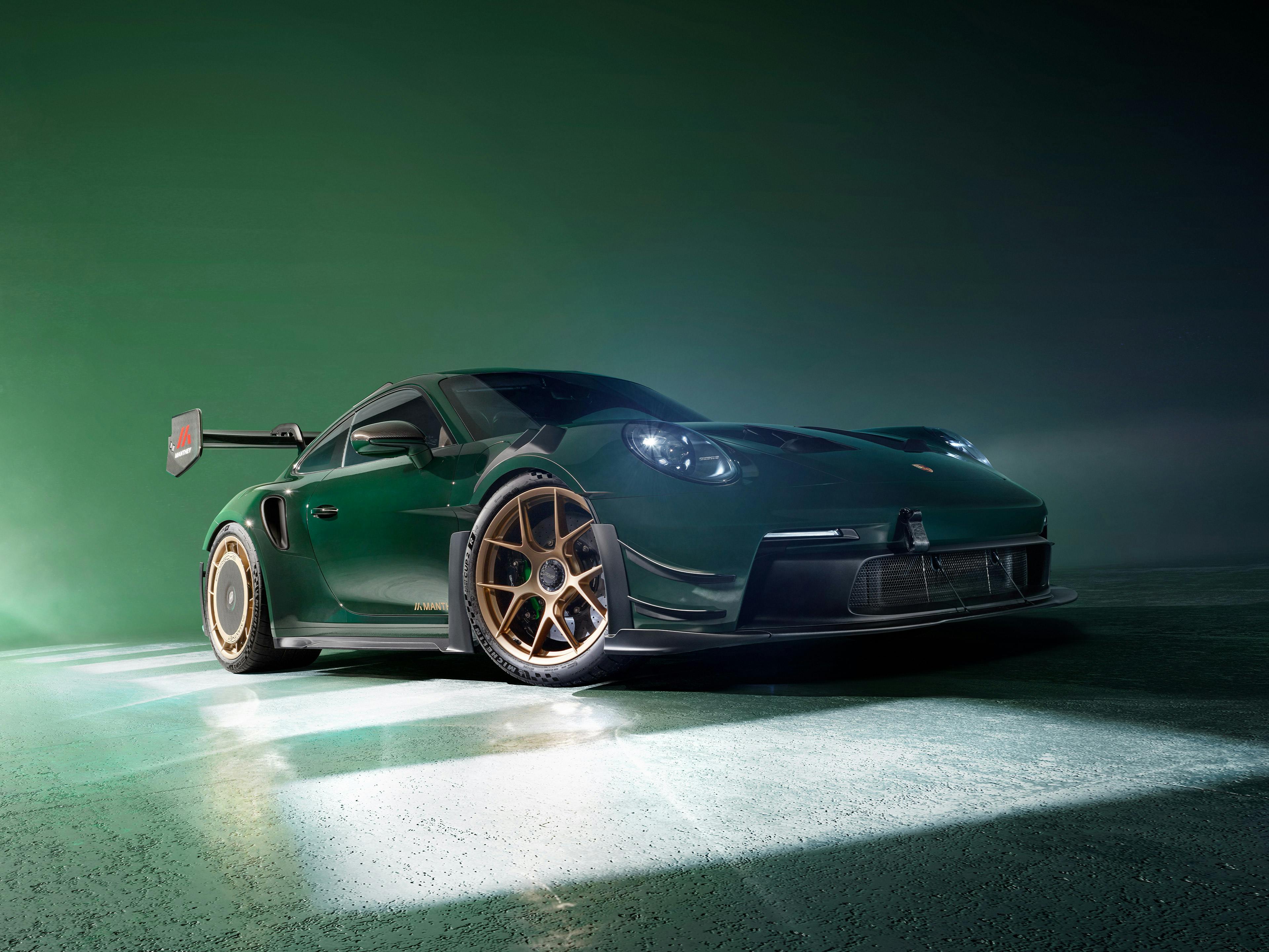 Manthey Kit bei einem 911 GT3 RS in grünmetallic mit goldfarbenen Felgen.