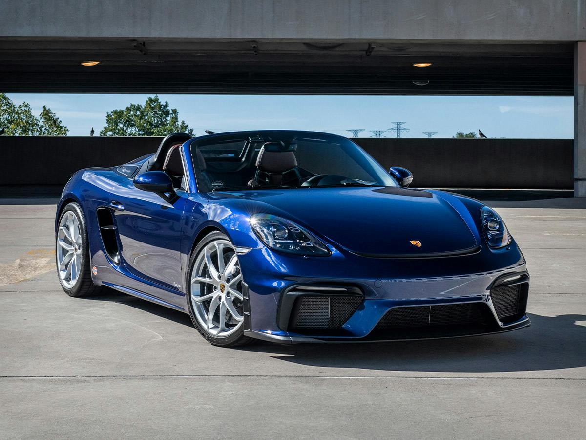 A 718 Spyder coloured in Gentianblue with Cabriolet open from the front.