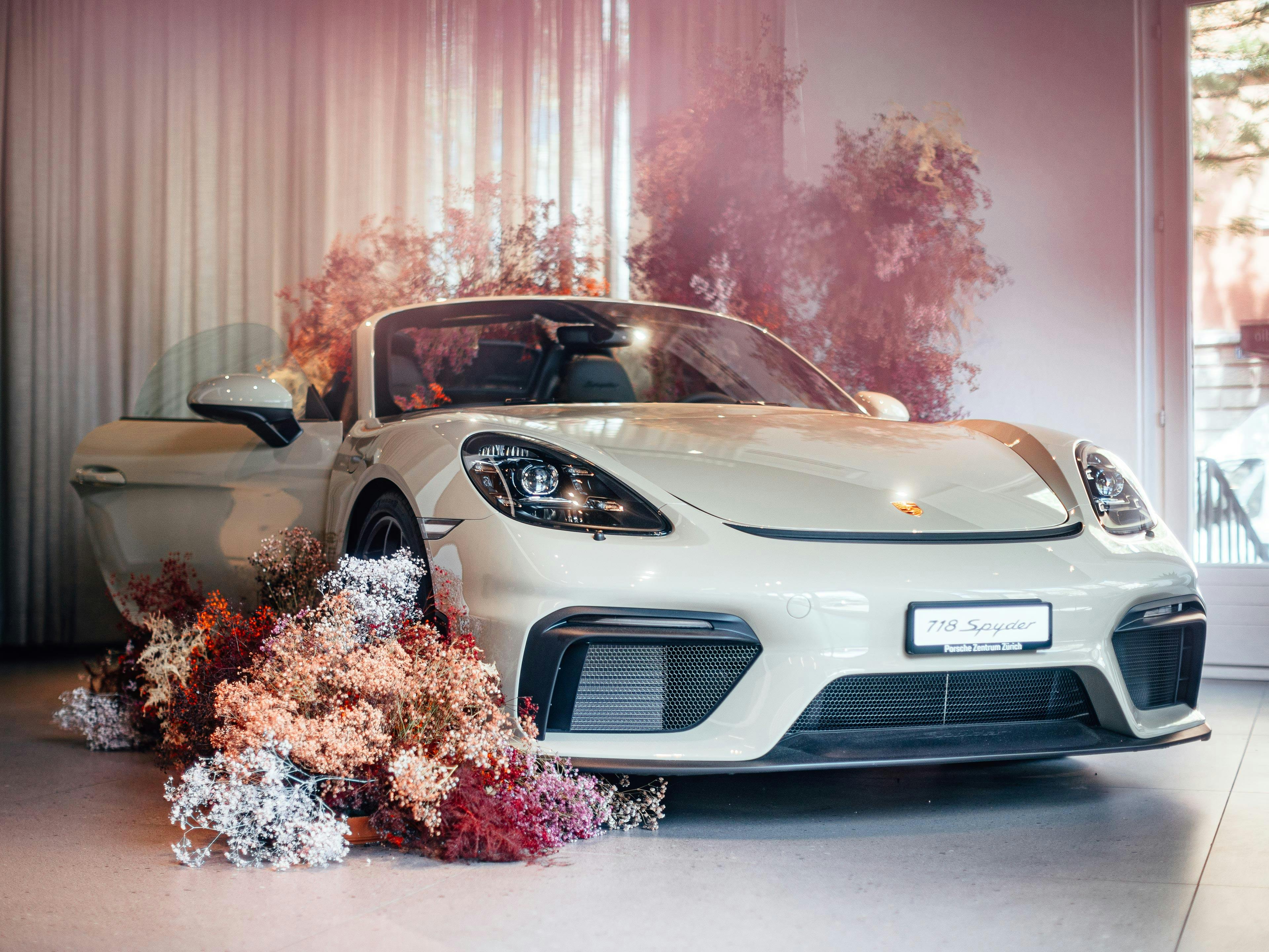 A Porsche 718 Spyder decorated with colourful flowers.
